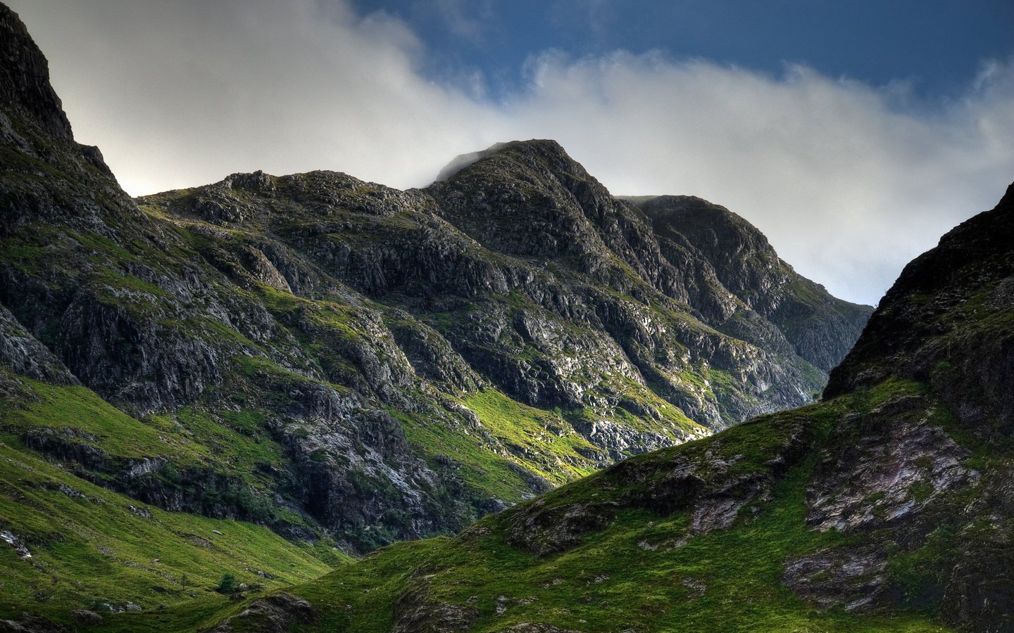 Обои небо, облака, горы, камни, шотландия, пик, the sky, clouds, mountains, stones, scotland, peak разрешение 3824x2570 Загрузить