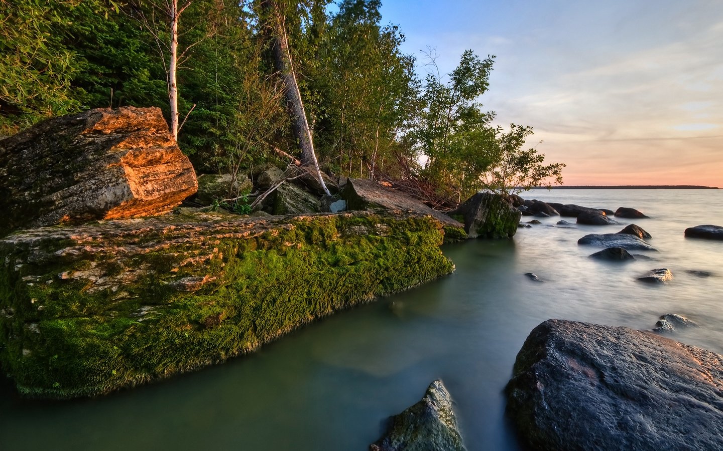 Обои озеро, камни, берег, лес, мох, вода гладкая поверхность, lake, stones, shore, forest, moss разрешение 1920x1080 Загрузить