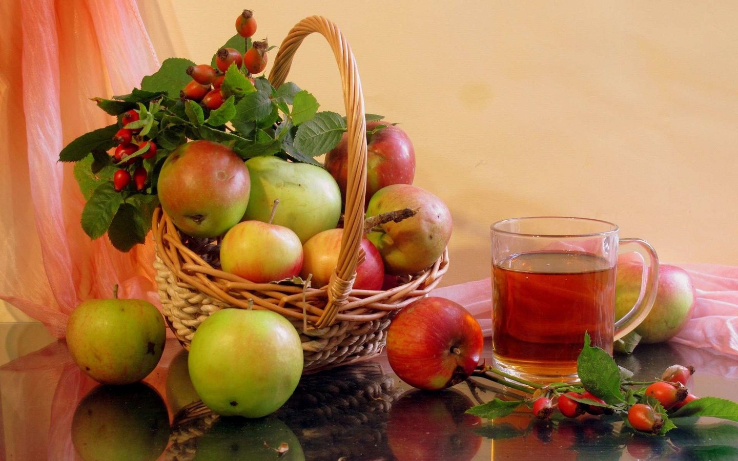 Обои фрукты, яблоки, шиповник, ягоды, чай, натюрморт, fruit, apples, briar, berries, tea, still life разрешение 1920x1200 Загрузить