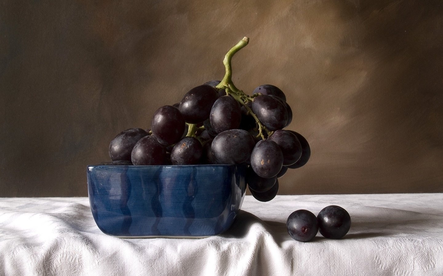 Обои виноград, фрукты, черный, натюрморт, grapes, fruit, black, still life разрешение 1920x1200 Загрузить