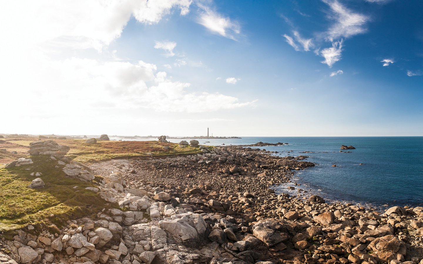 Обои камни, берег, утро, маяк, океан, солнечный свет, франци, stones, shore, morning, lighthouse, the ocean, sunlight, france разрешение 2560x1600 Загрузить