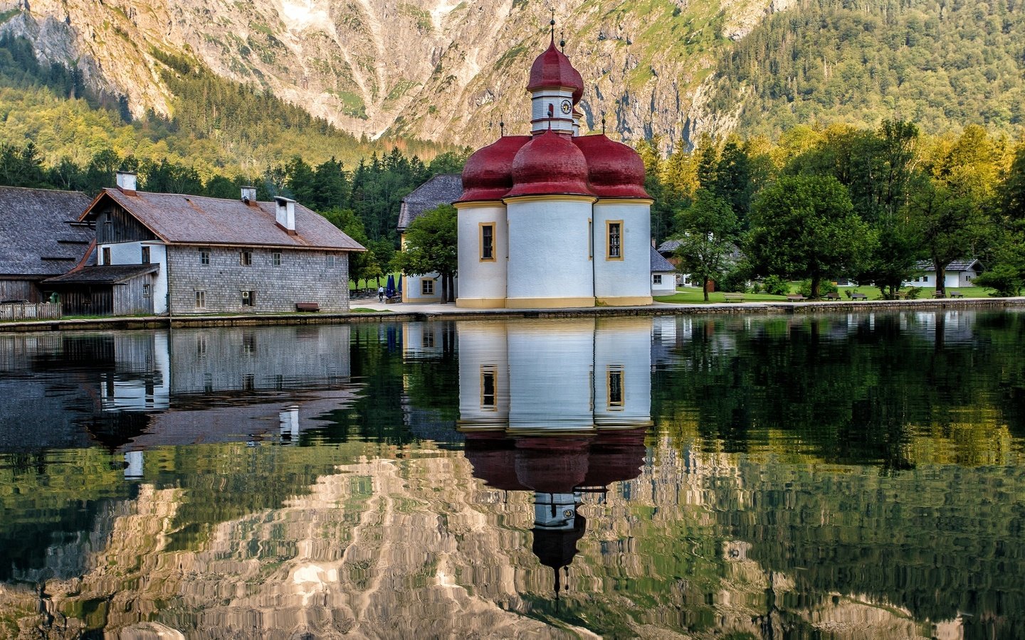 Обои озеро, германия, бавария, st bartholomae, кёнигсзе, церковь святого варфоломея, храм православный, баварии, lake, germany, bayern, königssee, the church of st. bartholomew, the orthodox church, bavaria разрешение 2048x1280 Загрузить