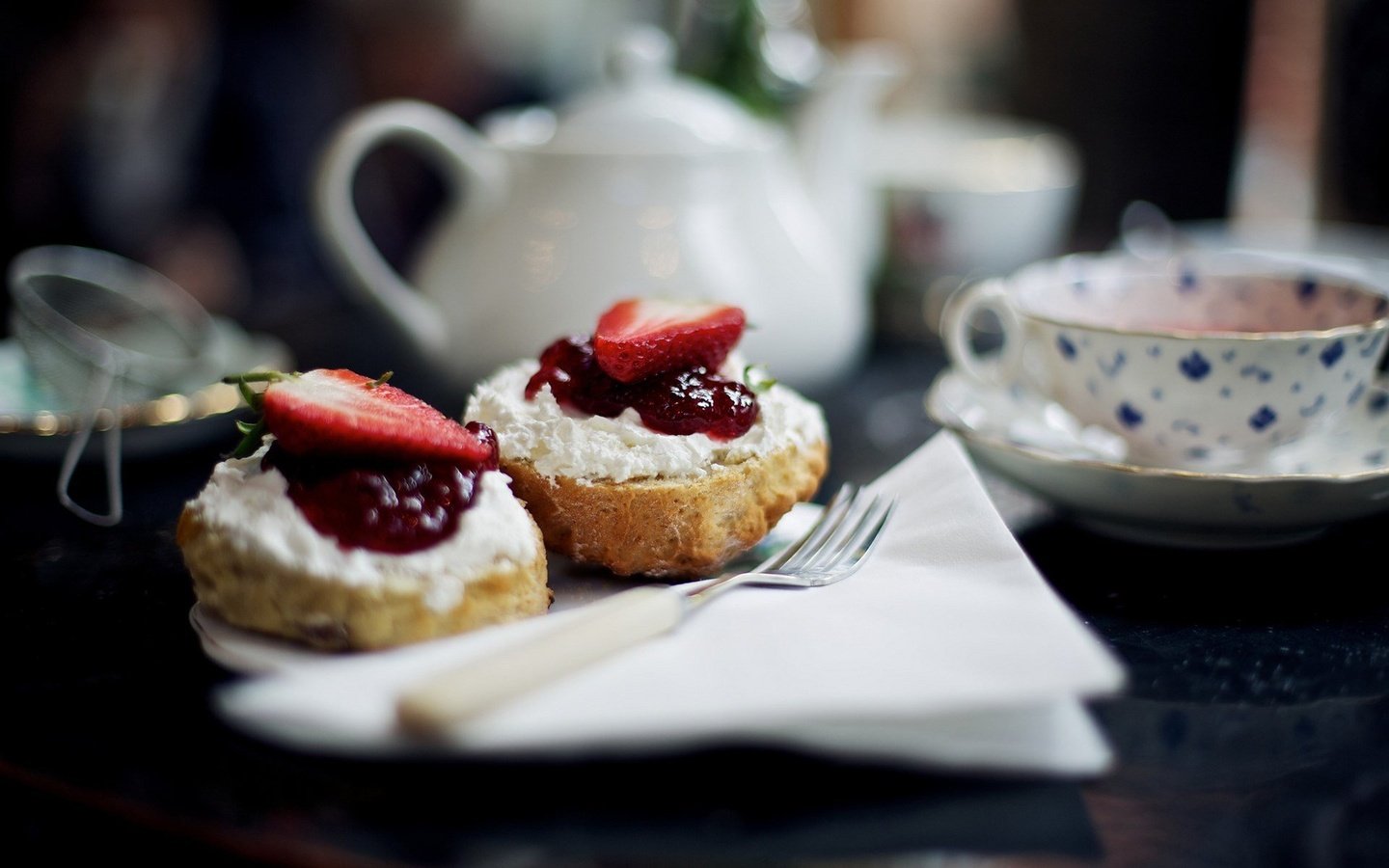 Обои клубника, чай, чайник, чашки, пирожное, булочки, сметана, салфетки, strawberry, tea, kettle, cup, cake, buns, sour cream, swipe разрешение 1920x1200 Загрузить