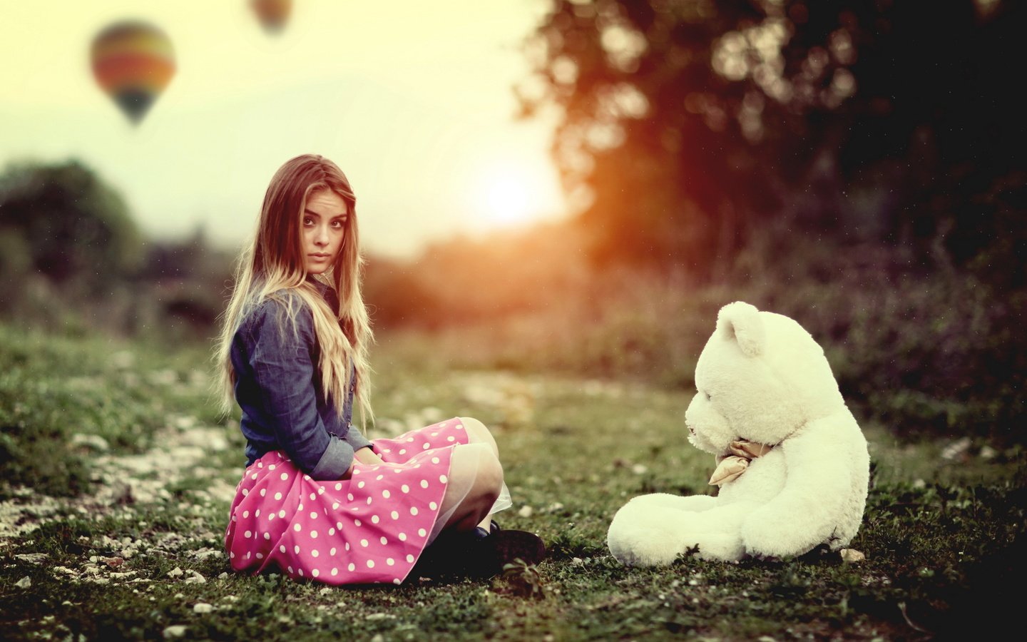 Обои трава, природа, девушка, плюшевый медведь, grass, nature, girl, teddy bear разрешение 2560x1628 Загрузить