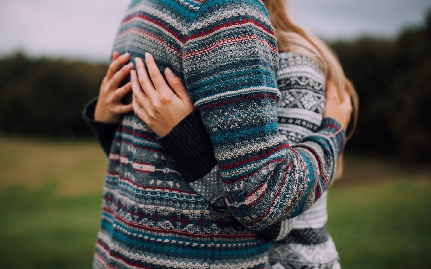 Обои узор, объятия, влюбленные, свитера, pattern, hugs, lovers, sweaters разрешение 2048x1365 Загрузить