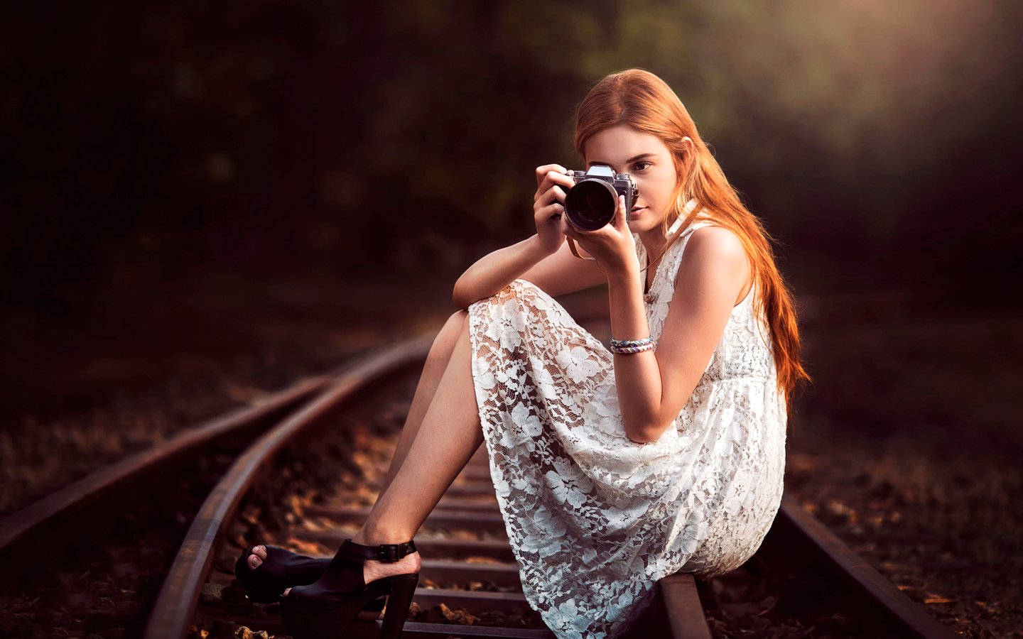 Обои девушка, камера, жд, канон, girl, camera, railway, canon разрешение 2048x1365 Загрузить