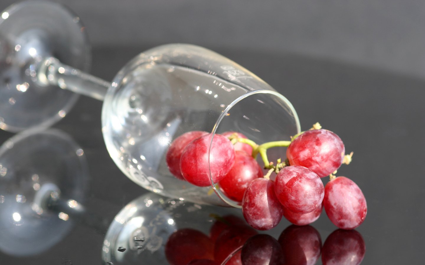 Обои отражение, виноград, стол, бокал, reflection, grapes, table, glass разрешение 3504x2336 Загрузить