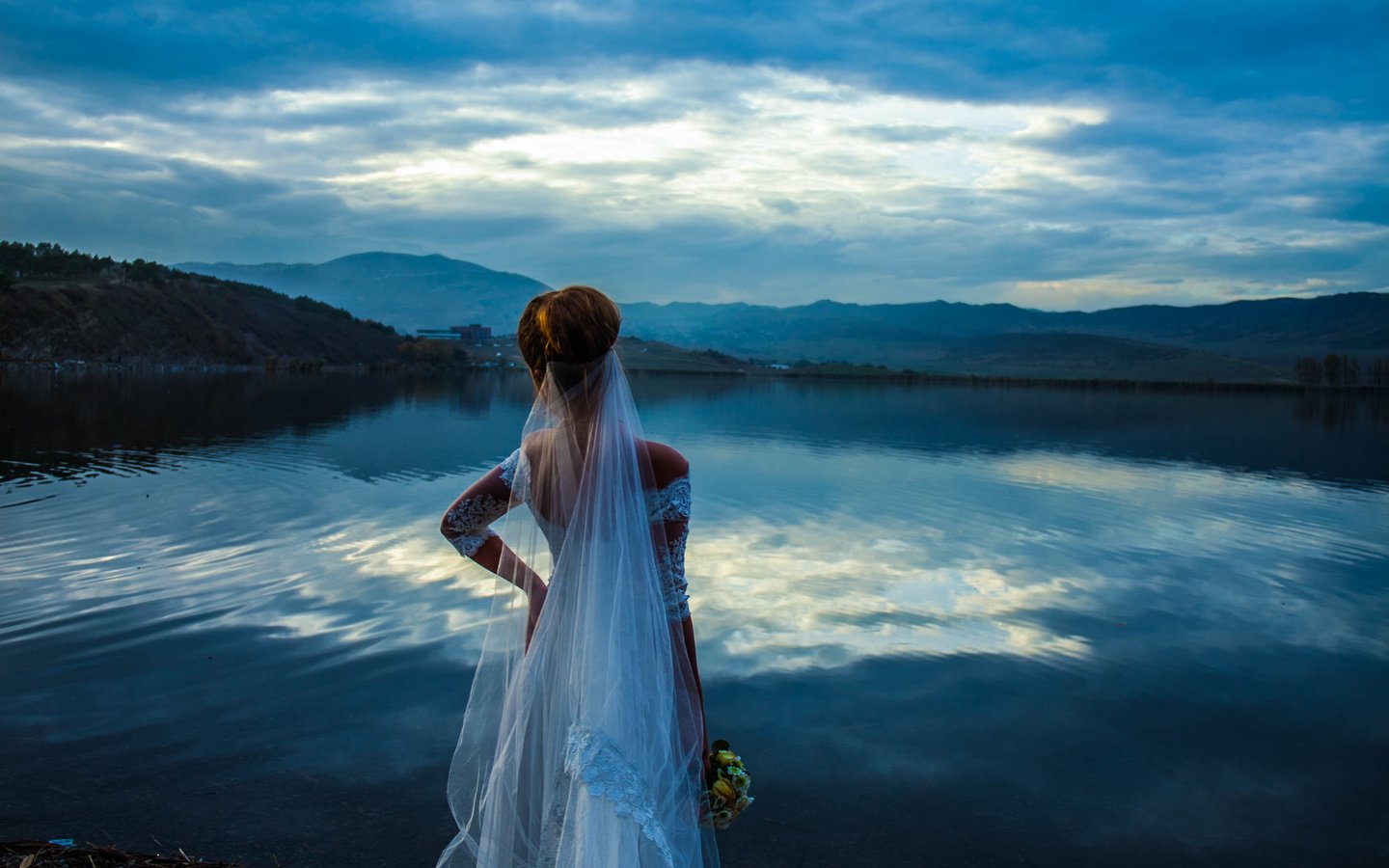 Обои небо, озеро, девушка, невеста, the sky, lake, girl, the bride разрешение 3861x2574 Загрузить