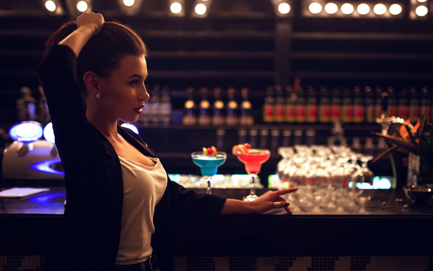 Обои девушка, бар, напитки, стойка, в баре, иван горохов, girl, bar, drinks, stand, at the bar, ivan gorokhov разрешение 2000x1255 Загрузить