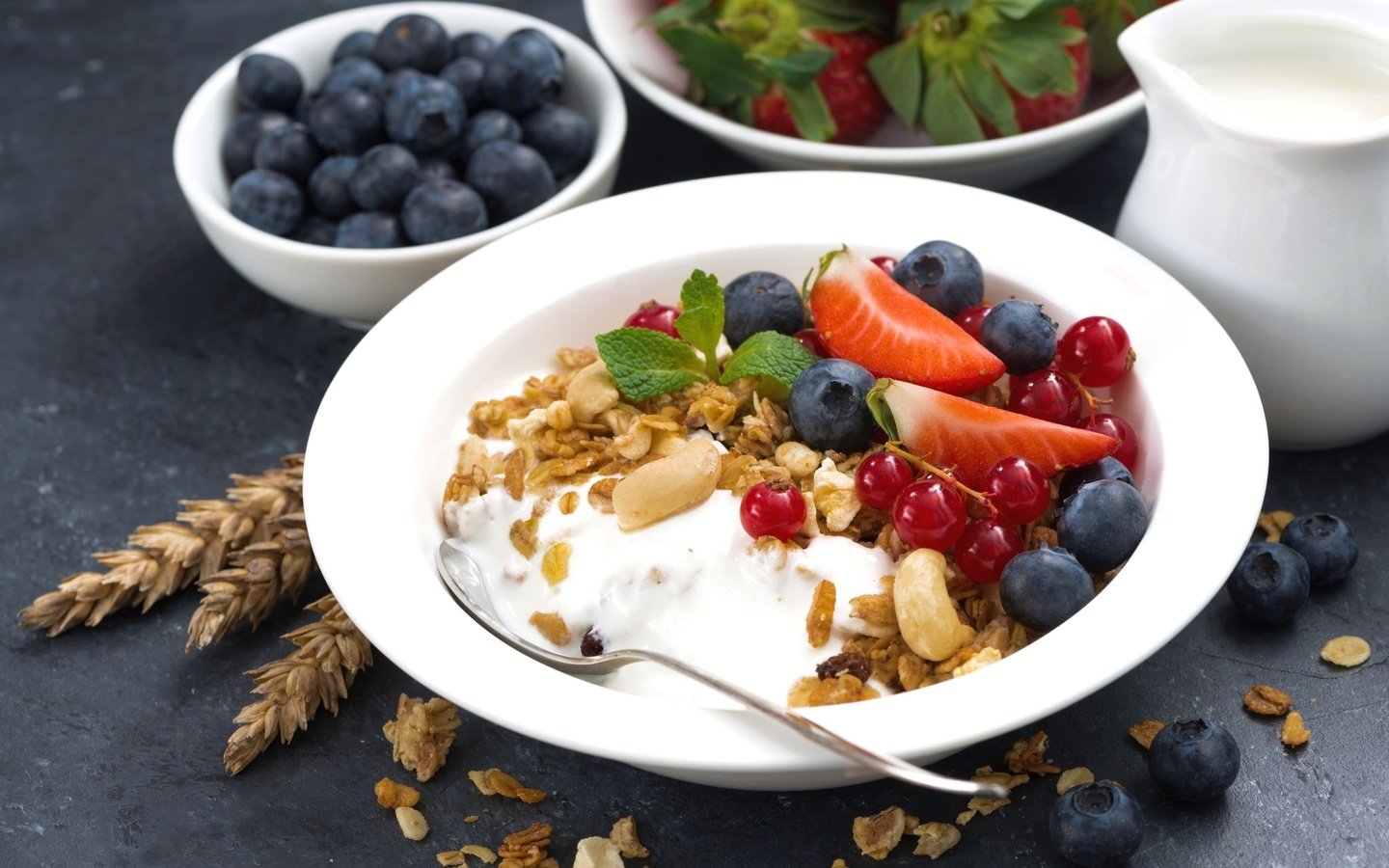 Обои йогурт, мята, орехи, клубника, ягоды, завтрак, смородина, мюсли, голубика, yogurt, mint, nuts, strawberry, berries, breakfast, currants, muesli, blueberries разрешение 2048x1367 Загрузить