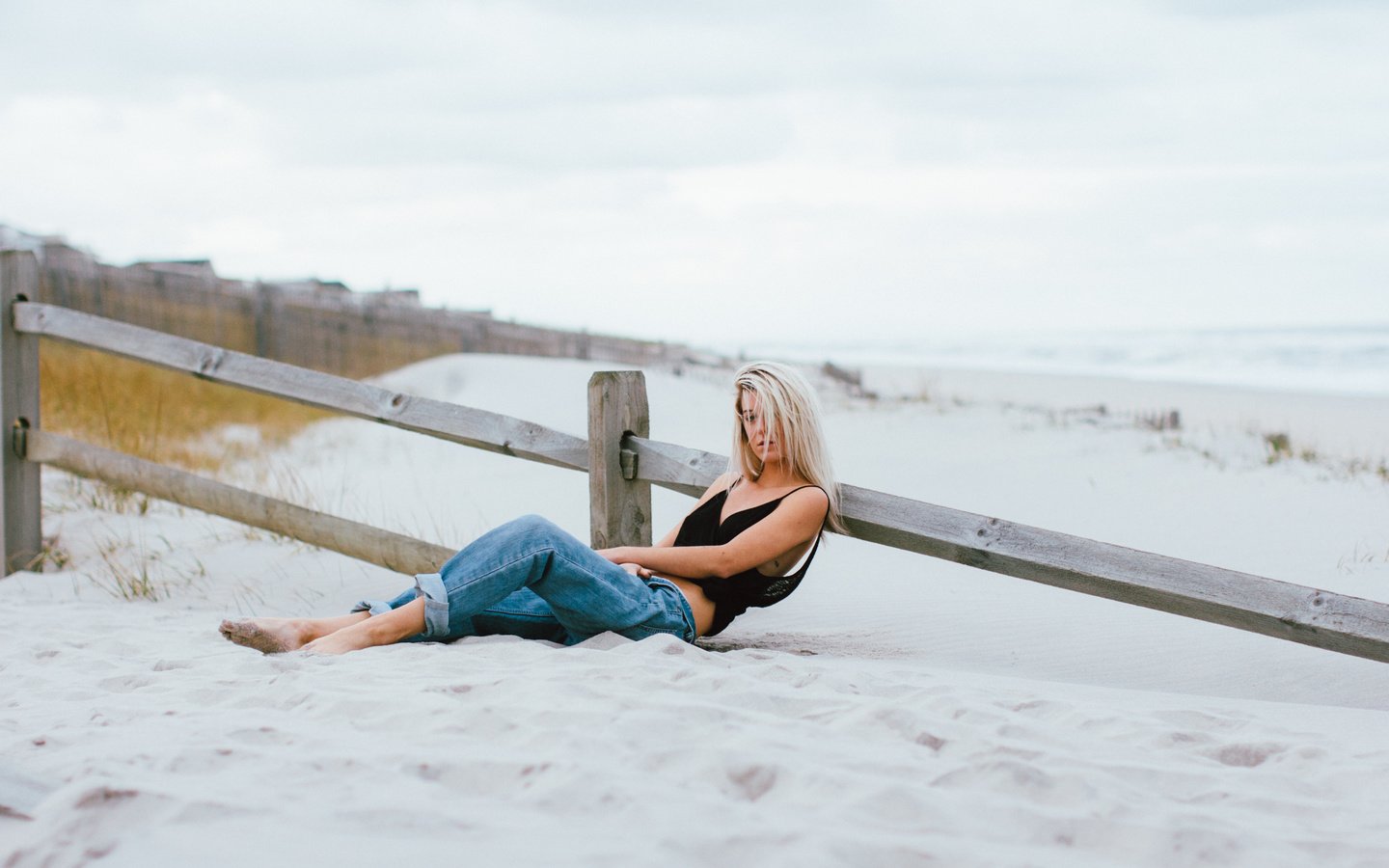 Обои поза, блондинка, песок, пляж, pose, blonde, sand, beach разрешение 5184x3456 Загрузить