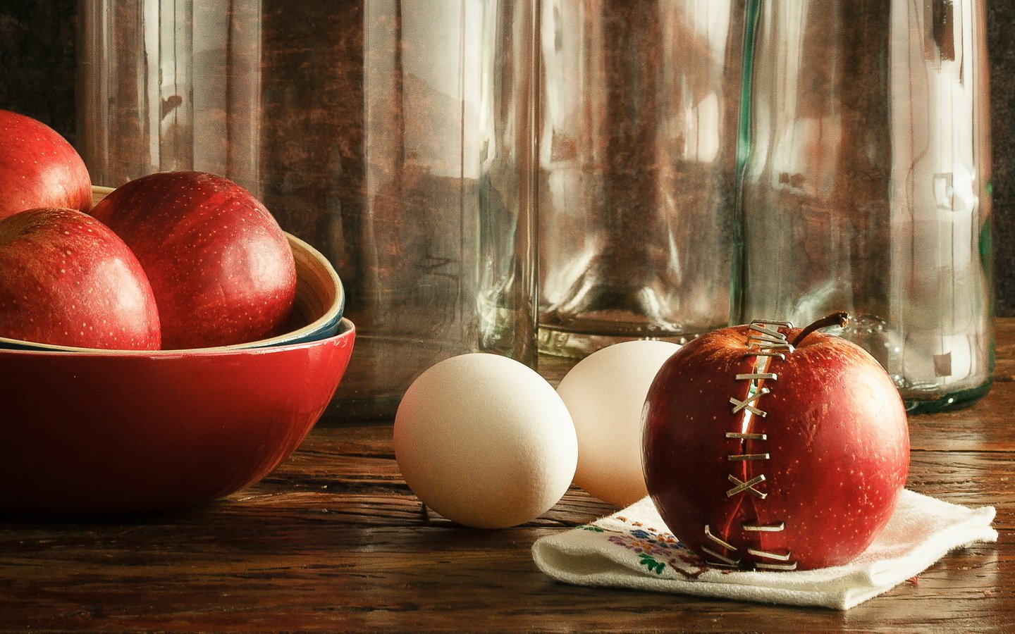 Обои яблоки, пиалы, стол, фрукты. яблоки, стекло, скобы, яйца, бутылки, салфетка, натюрморт, половинки, apples, bowls, table, fruit. apples, glass, staples, eggs, bottle, napkin, still life, halves разрешение 2048x1152 Загрузить