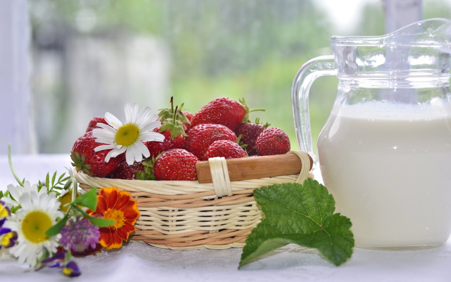 Обои цветы, клубника, ромашки, ягоды, молоко, flowers, strawberry, chamomile, berries, milk разрешение 3000x1919 Загрузить