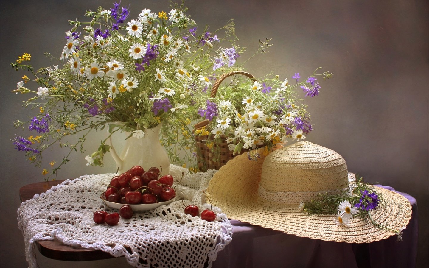 Обои лето, ромашки, букет, вишня, шляпа, натюрморт, summer, chamomile, bouquet, cherry, hat, still life разрешение 2000x1318 Загрузить