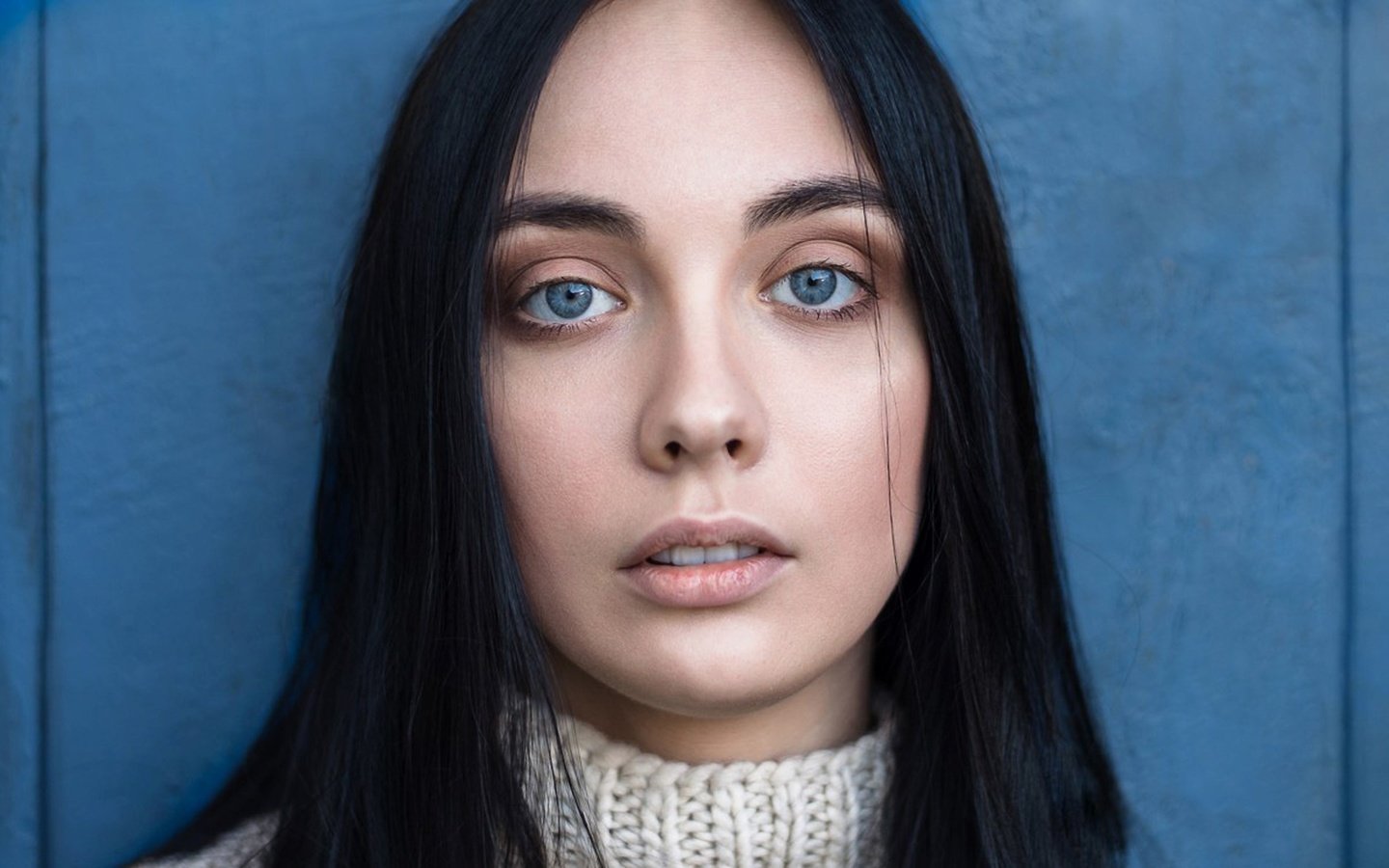 Обои девушка, портрет, лицо, голубые глаза, черные волосы, girl, portrait, face, blue eyes, black hair разрешение 1920x1192 Загрузить