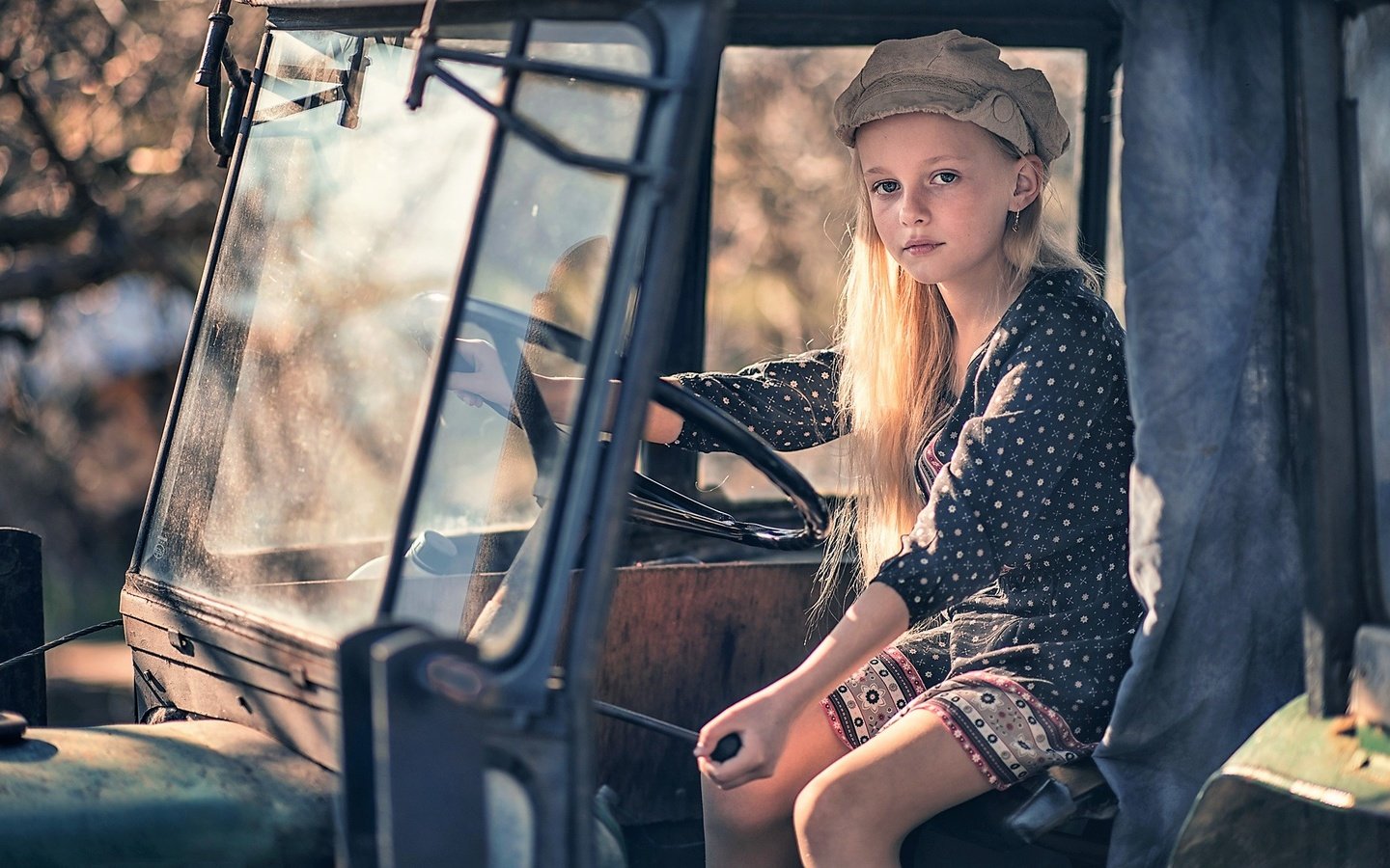 Обои кабина, блондинка, дети, девочка, волосы, кепка, руль, cabin, blonde, children, girl, hair, cap, the wheel разрешение 2222x1250 Загрузить