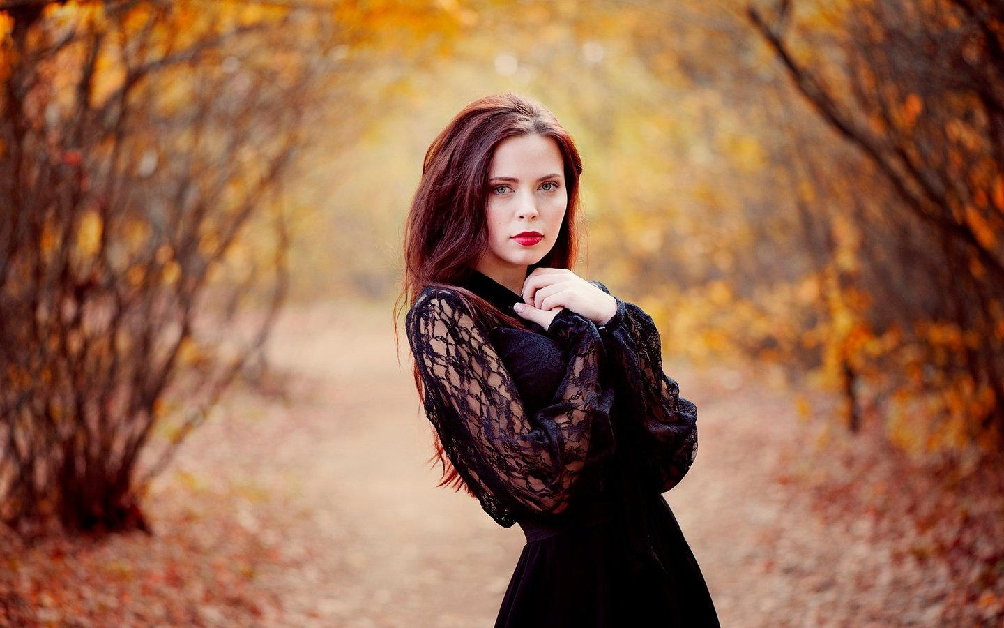 Обои девушка, платье, взгляд, осень, волосы, макияж, girl, dress, look, autumn, hair, makeup разрешение 2048x1362 Загрузить