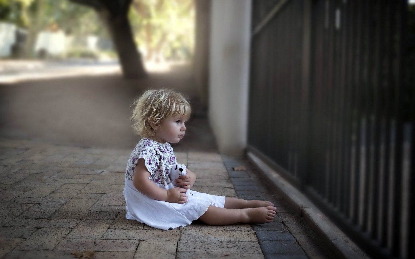 Обои город, дети, девочка, улица, волосы, лицо, the city, children, girl, street, hair, face разрешение 2560x1707 Загрузить