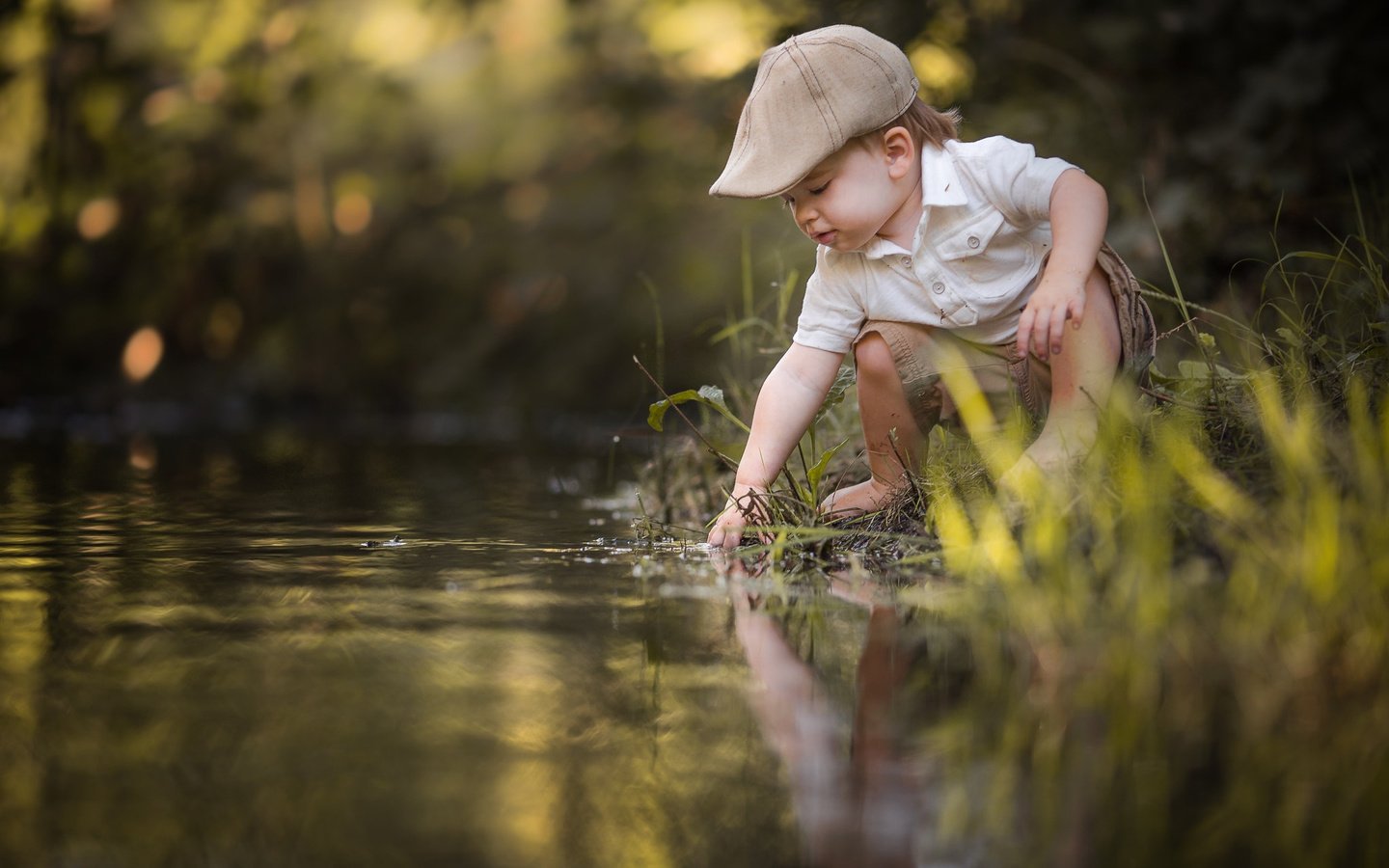 Обои трава, кепка, вода, adrian c. murray, природа, ручей, дети, ребенок, мальчик, малыш, grass, cap, water, nature, stream, children, child, boy, baby разрешение 2048x1365 Загрузить