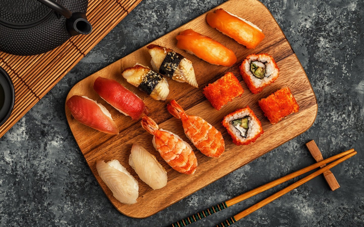 Обои рыба, палочки, суши, роллы, морепродукты, японская кухня, роллы., fish, sticks, sushi, rolls, seafood, japanese cuisine, rolls. разрешение 2560x1706 Загрузить