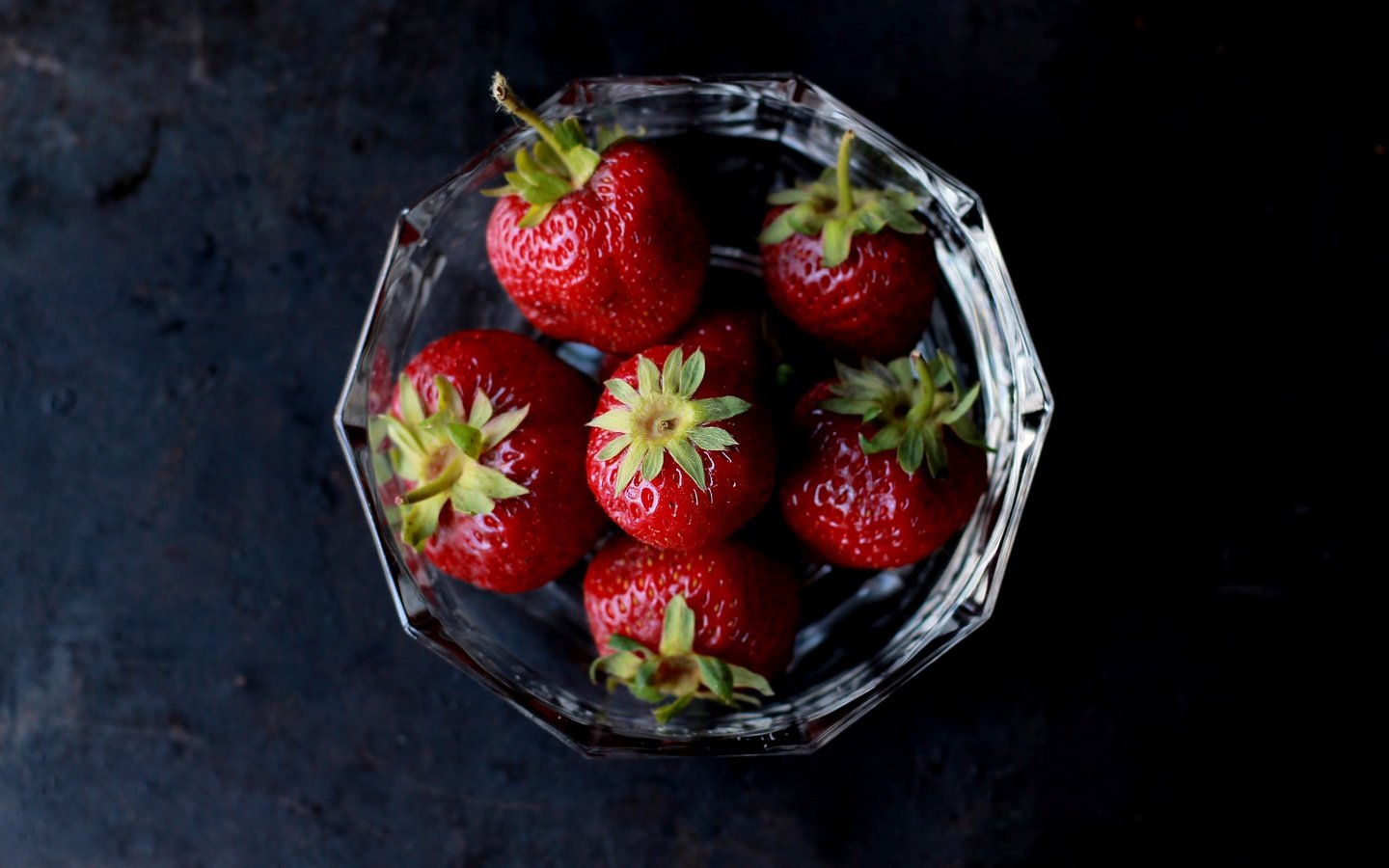 Обои клубника, черный фон, ягоды, спелая клубника, strawberry, black background, berries, ripe strawberries разрешение 4272x2848 Загрузить