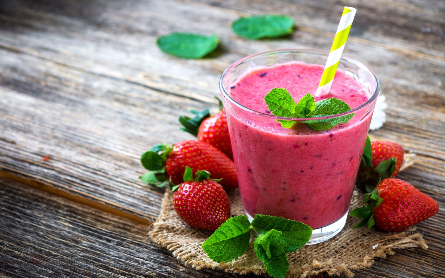 Обои мята, напиток, клубника, ягоды, коктейль, трубочка, смузи, mint, drink, strawberry, berries, cocktail, tube, smoothies разрешение 3840x2400 Загрузить