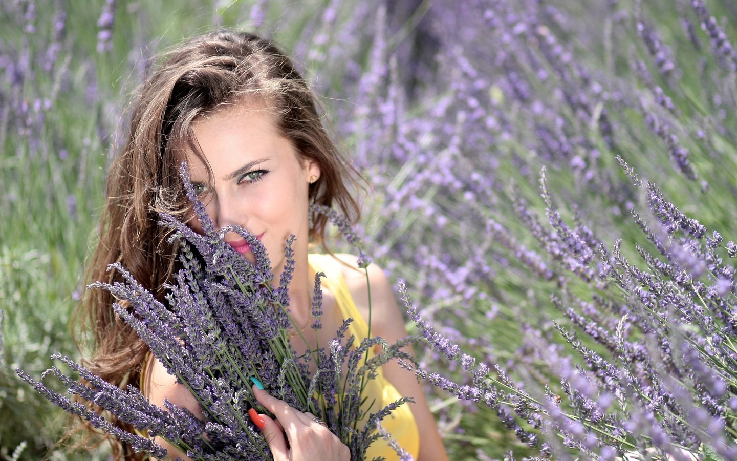 Обои цветы, природа, девушка, лаванда, взгляд, волосы, лицо, flowers, nature, girl, lavender, look, hair, face разрешение 4272x2848 Загрузить