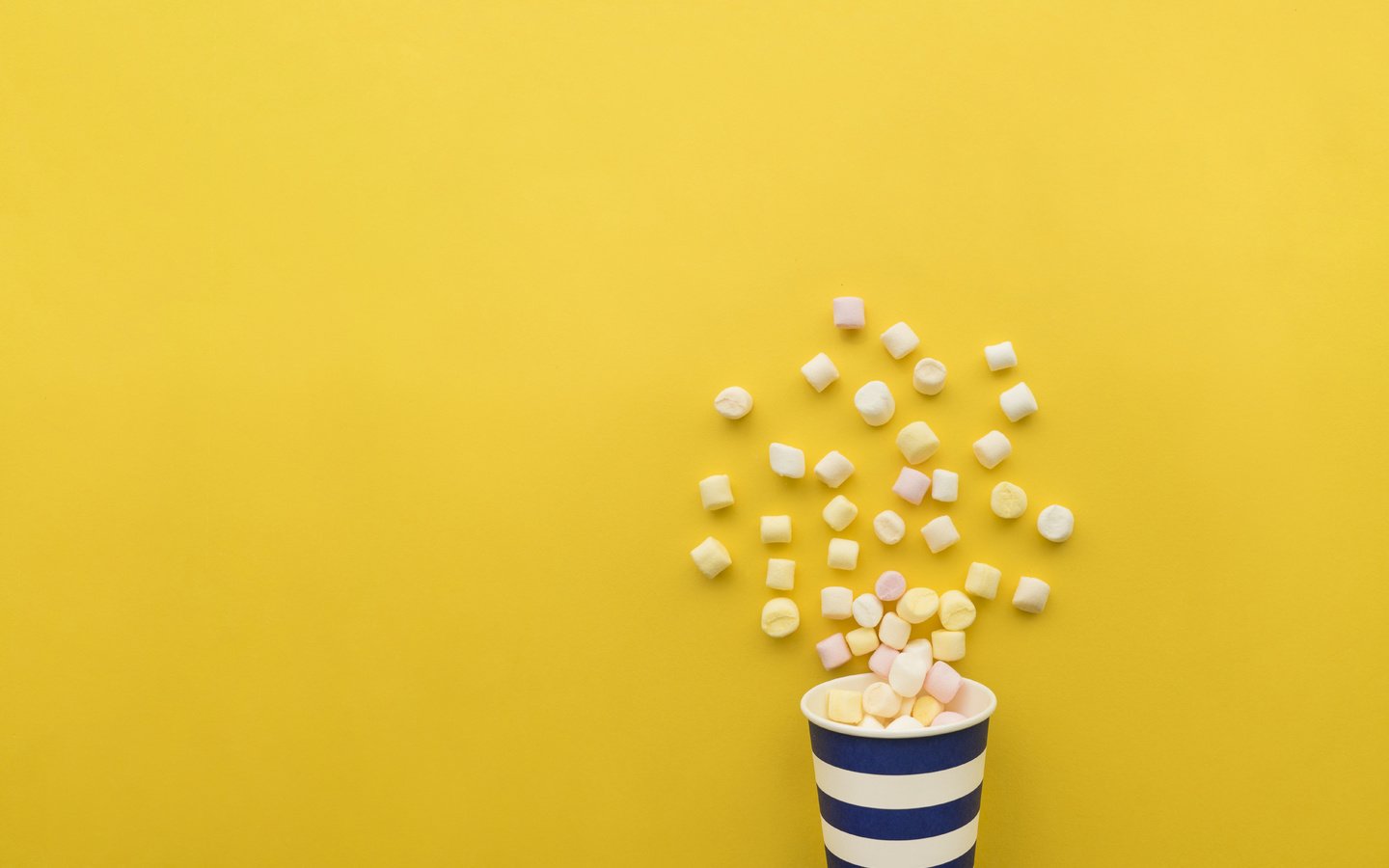 Обои фон, сладкое, маршмеллоу, стаканчик, background, sweet, marshmallows, cup разрешение 7654x5103 Загрузить