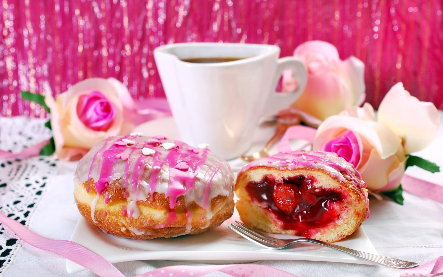 Обои фон, розы, кофе, пончики, выпечка, десерт, глазурь, варенье, background, roses, coffee, donuts, cakes, dessert, glaze, jam разрешение 3872x2592 Загрузить