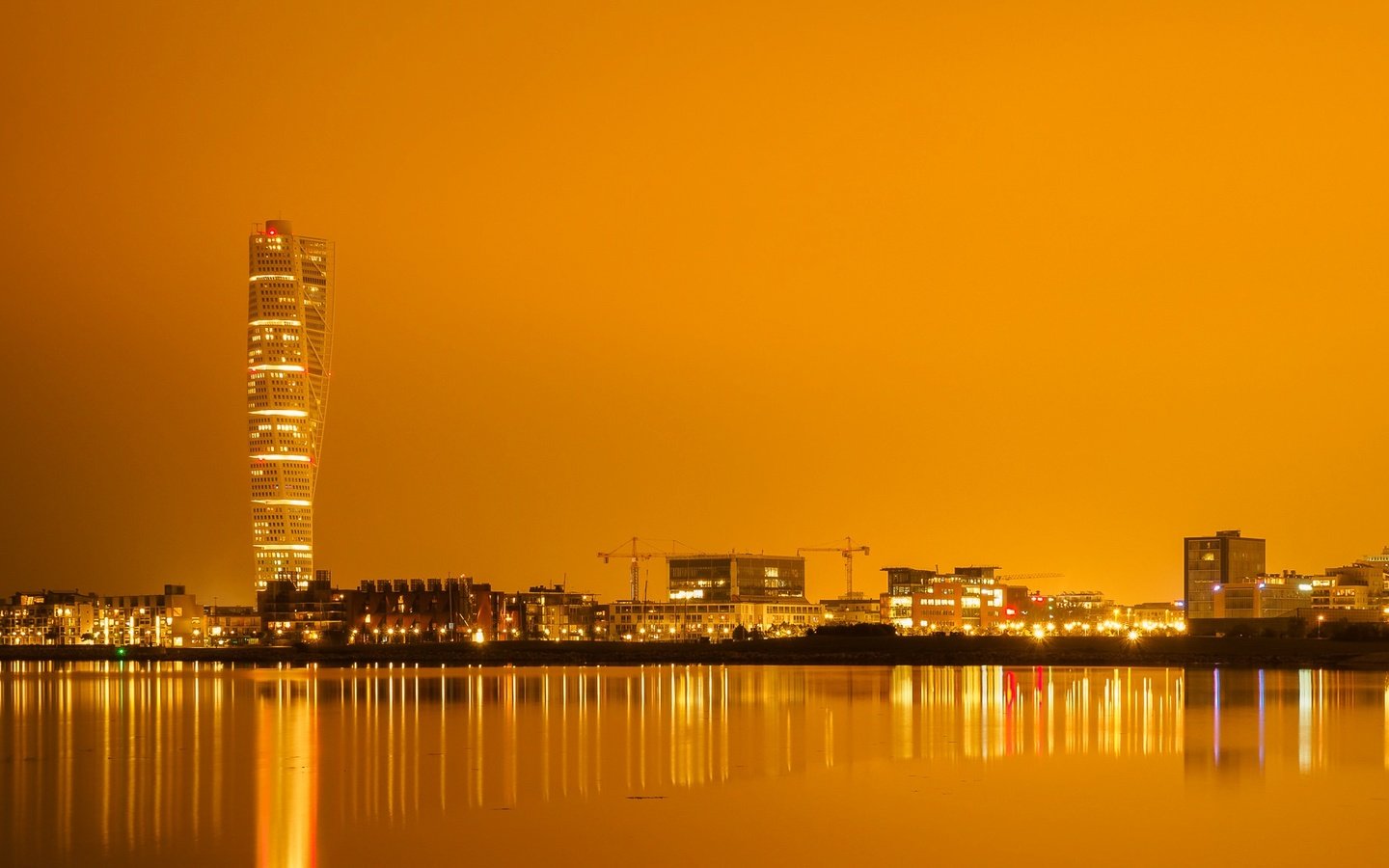 Обои отражение, башня, дома, швеция, небоскрёб, порт, мальмё, reflection, tower, home, sweden, skyscraper, port, malmo разрешение 2048x1152 Загрузить