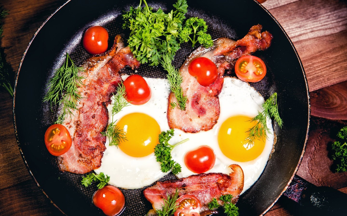 Обои зелень, яйца, помидоры, яичница, бекон, greens, eggs, tomatoes, scrambled eggs, bacon разрешение 2800x1866 Загрузить