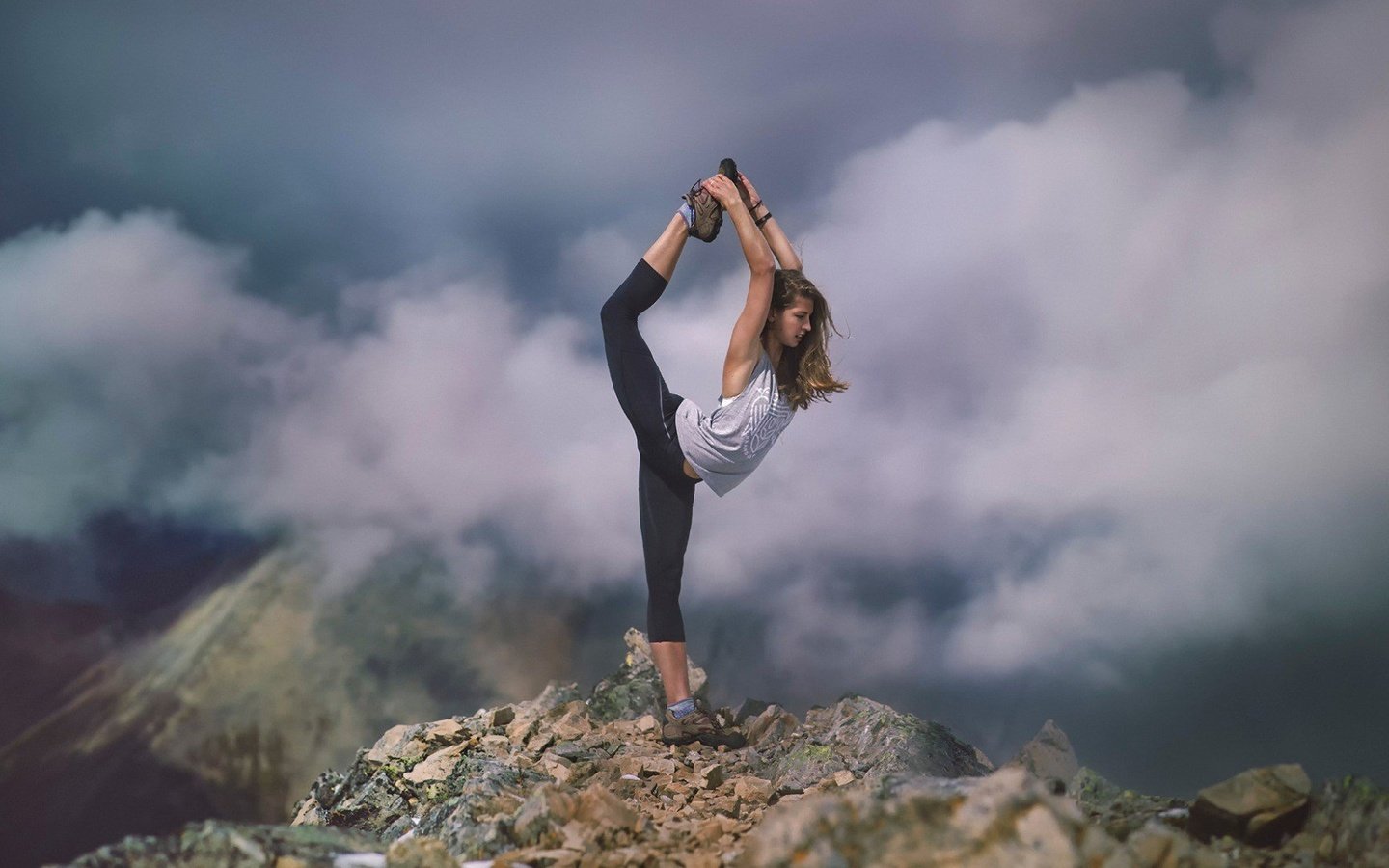 Обои облака, горы, девушка, растяжка, йога, clouds, mountains, girl, stretching, yoga разрешение 1920x1080 Загрузить