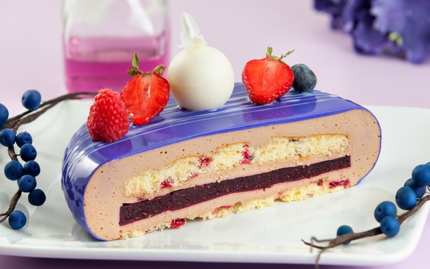 Обои клубника, ягоды, сладкое, торт, десерт, глазурь, голубика, strawberry, berries, sweet, cake, dessert, glaze, blueberries разрешение 2000x1346 Загрузить