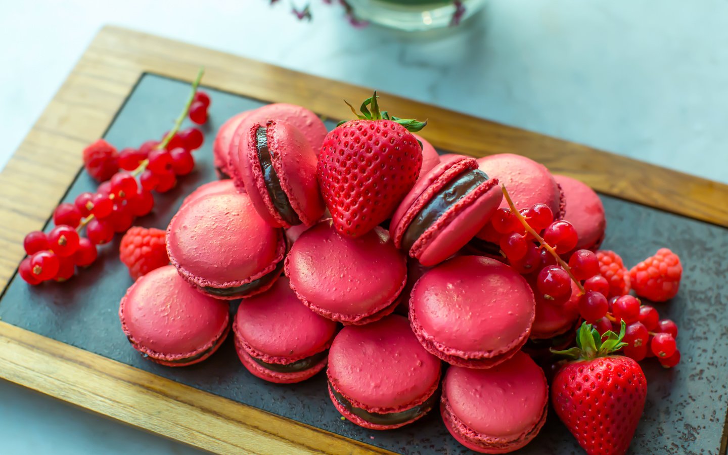 Обои клубника, розовый, сладкое, выпечка, смородина, макаруны, strawberry, pink, sweet, cakes, currants, macaroon разрешение 5416x3662 Загрузить