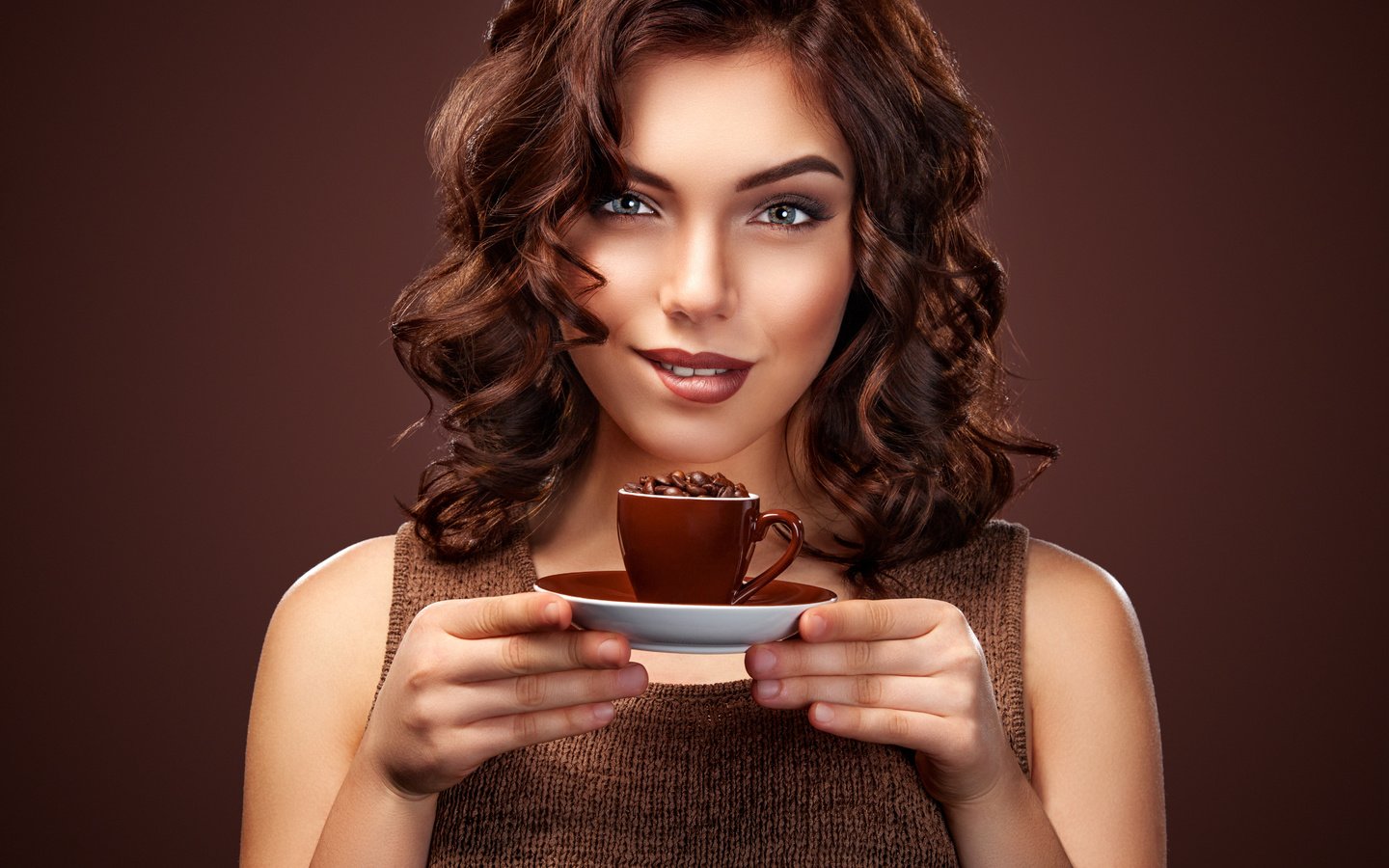 Девушка пьет кофе