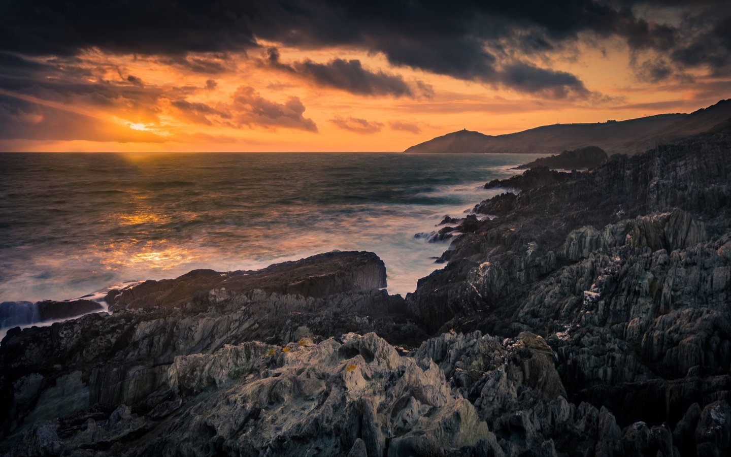 Обои небо, облака, скалы, камни, закат, море, the sky, clouds, rocks, stones, sunset, sea разрешение 3840x2160 Загрузить