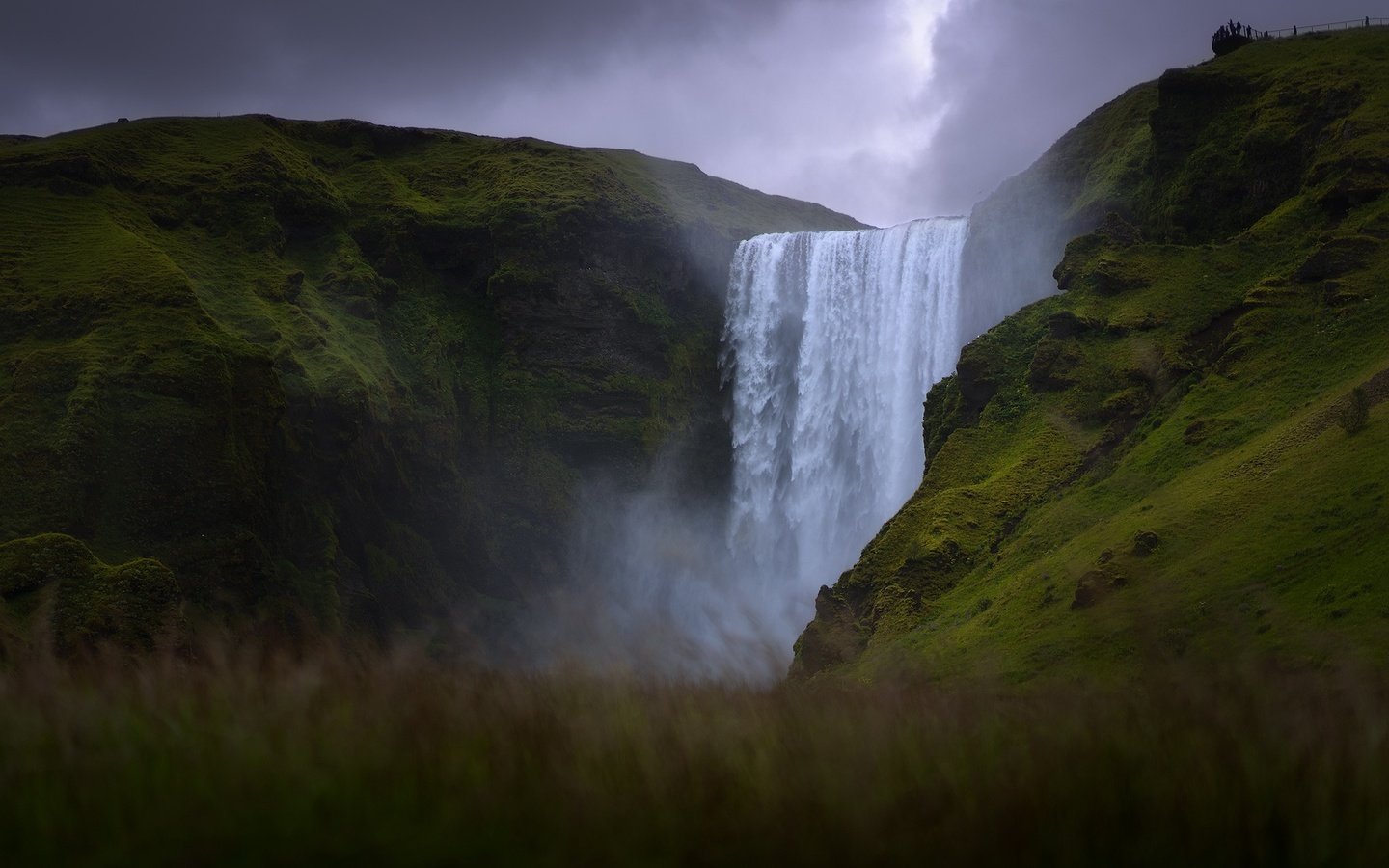 Обои трава, горы, скалы, водопад, исландия, боке, grass, mountains, rocks, waterfall, iceland, bokeh разрешение 2048x1152 Загрузить