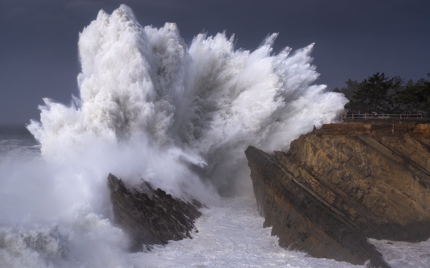 Обои волны, море, волна, шторм, туристы, wave, sea, storm, tourists разрешение 2048x1365 Загрузить