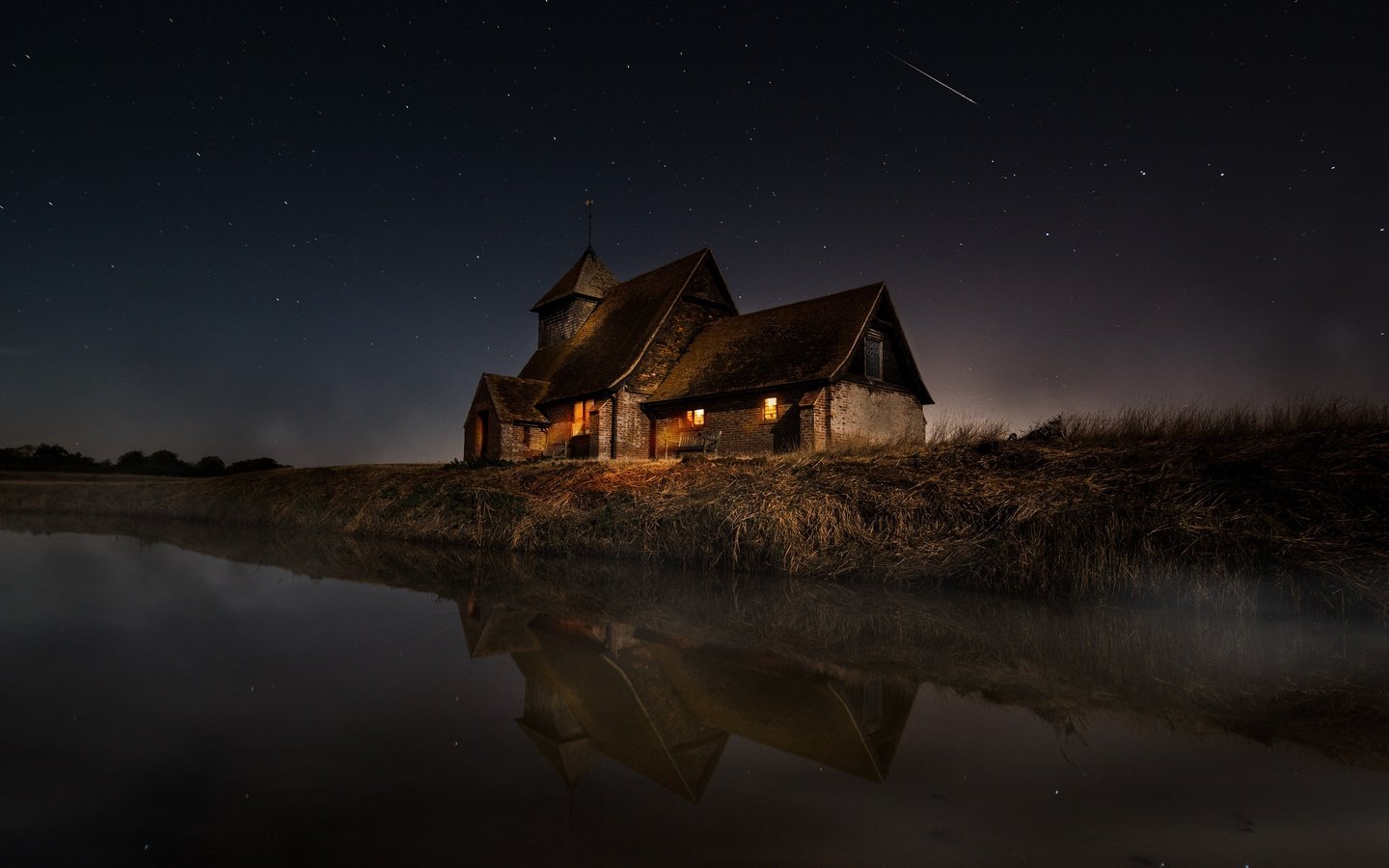 Обои ночь, огни, берег, отражение, звезды, туман, водоем, дом, night, lights, shore, reflection, stars, fog, pond, house разрешение 3648x2650 Загрузить