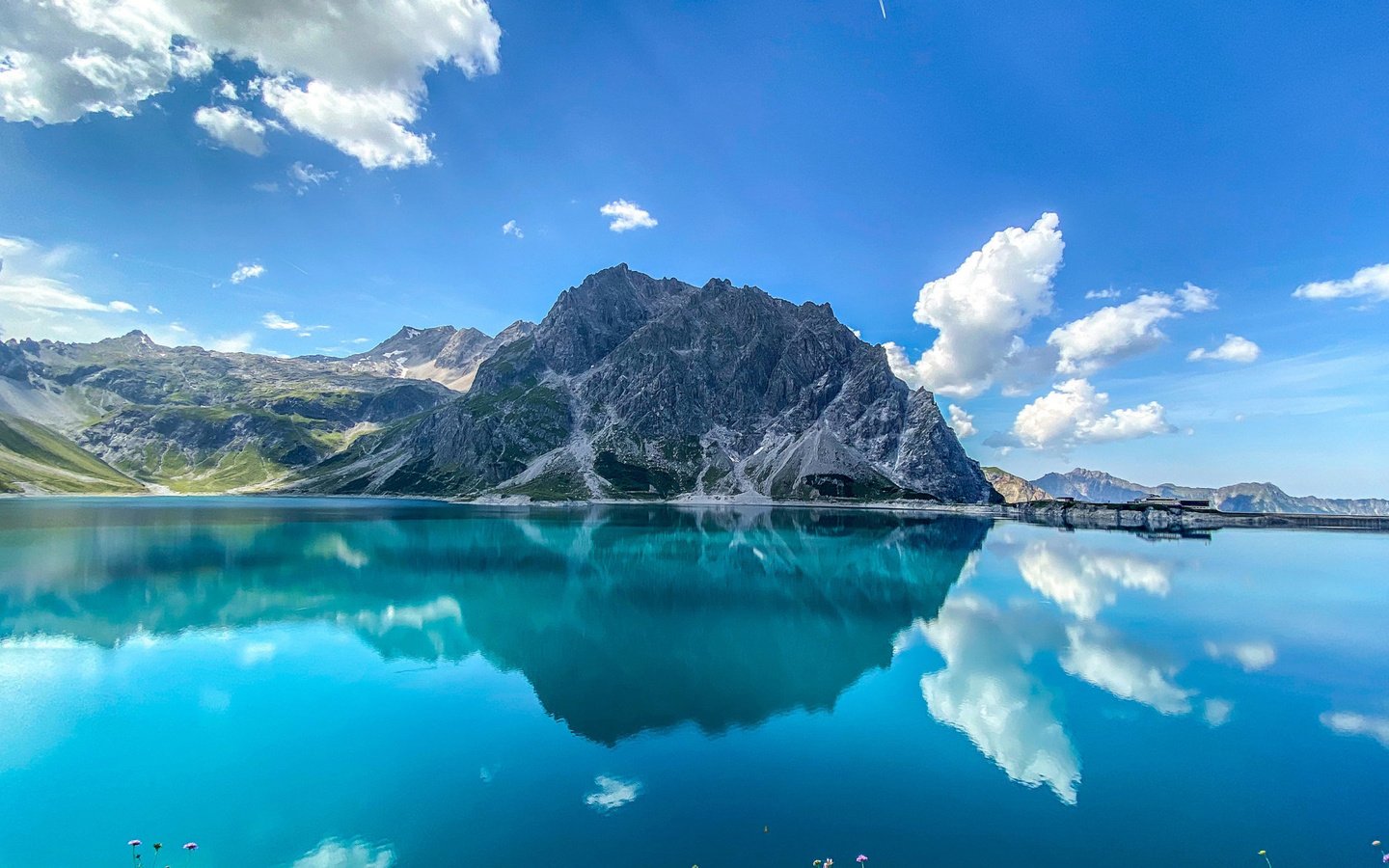 Обои озеро, горы, отражение, австрия, альпы, lünersee, lüner lake, озеро люнерзе, lake, mountains, reflection, austria, alps разрешение 2112x1188 Загрузить