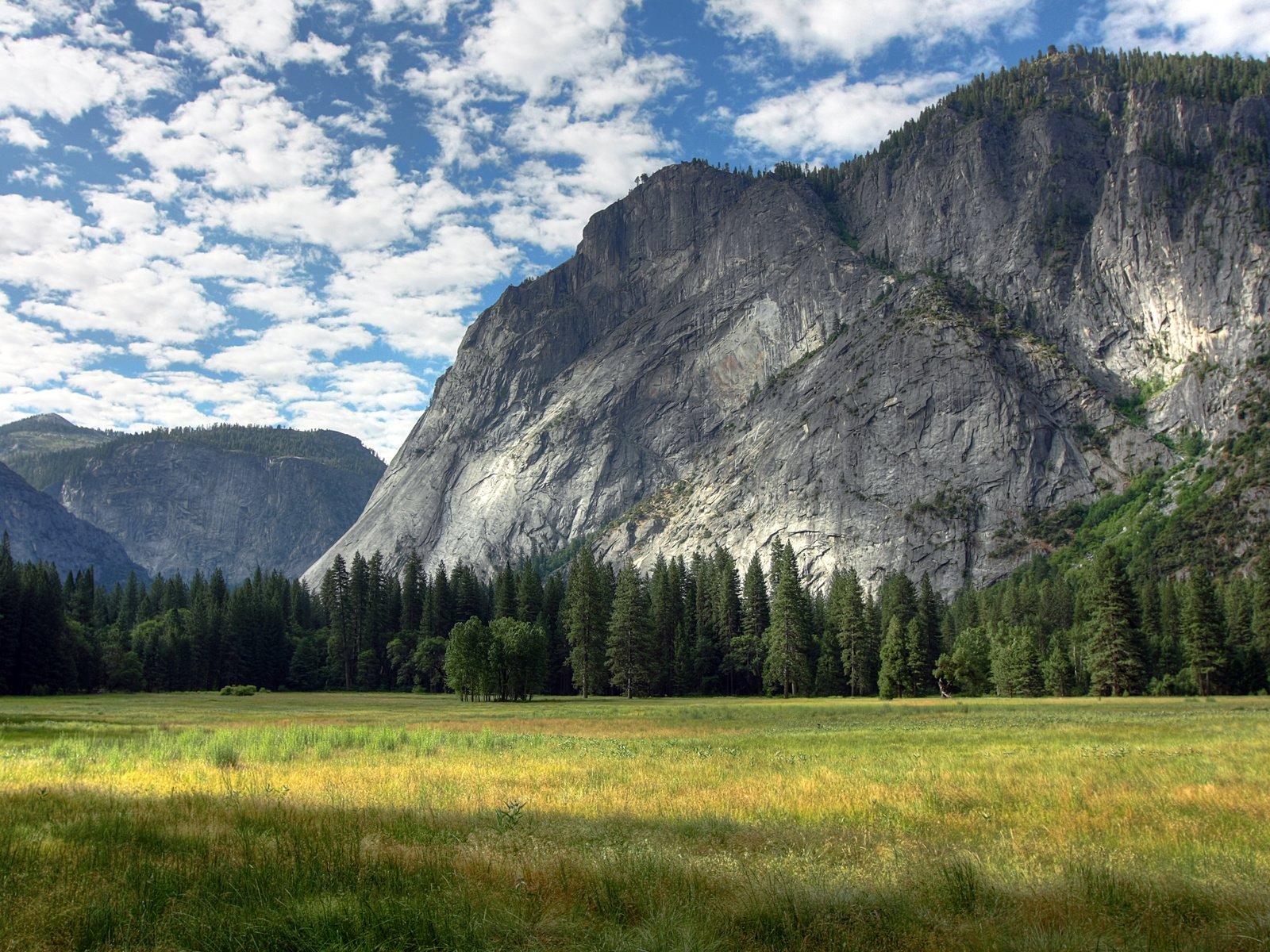 Обои облака, деревья, горы, скалы, yosemite meadows, грин, clouds, trees, mountains, rocks, green разрешение 3197x1998 Загрузить