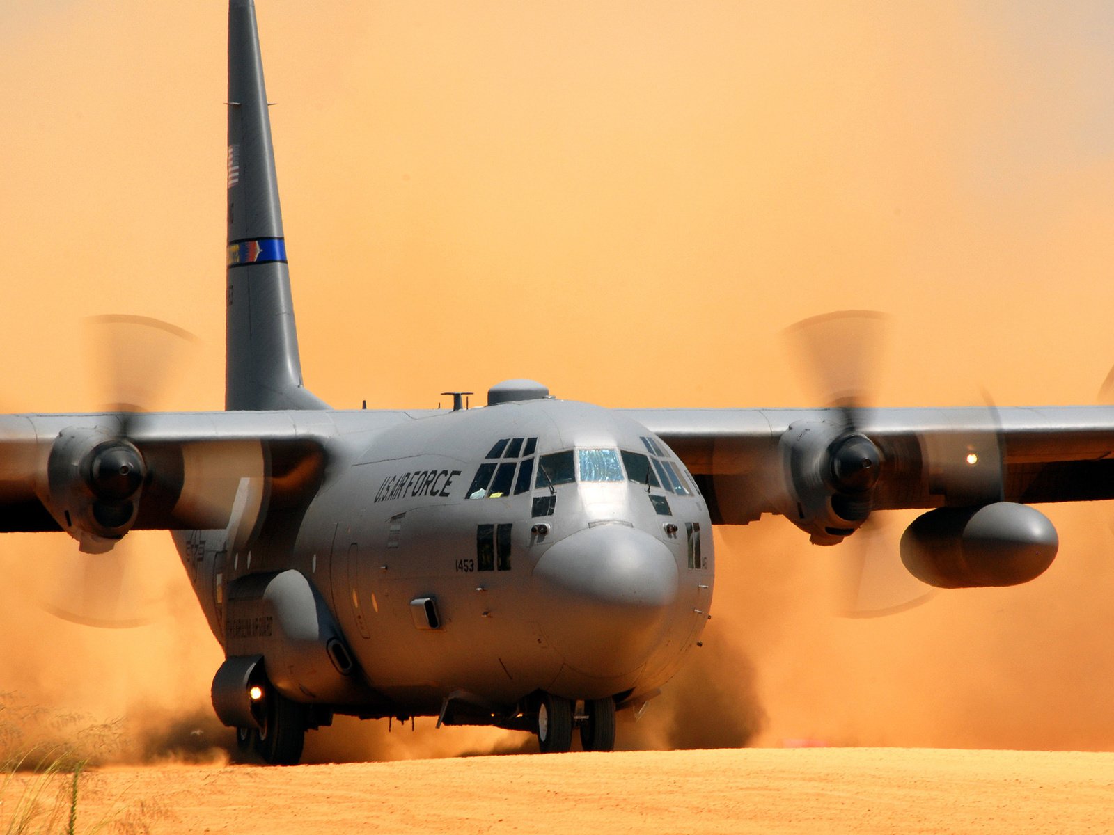 Обои самолет, lockheed c-130 hercules, пыль, посадка, the plane, dust, landing разрешение 1920x1280 Загрузить