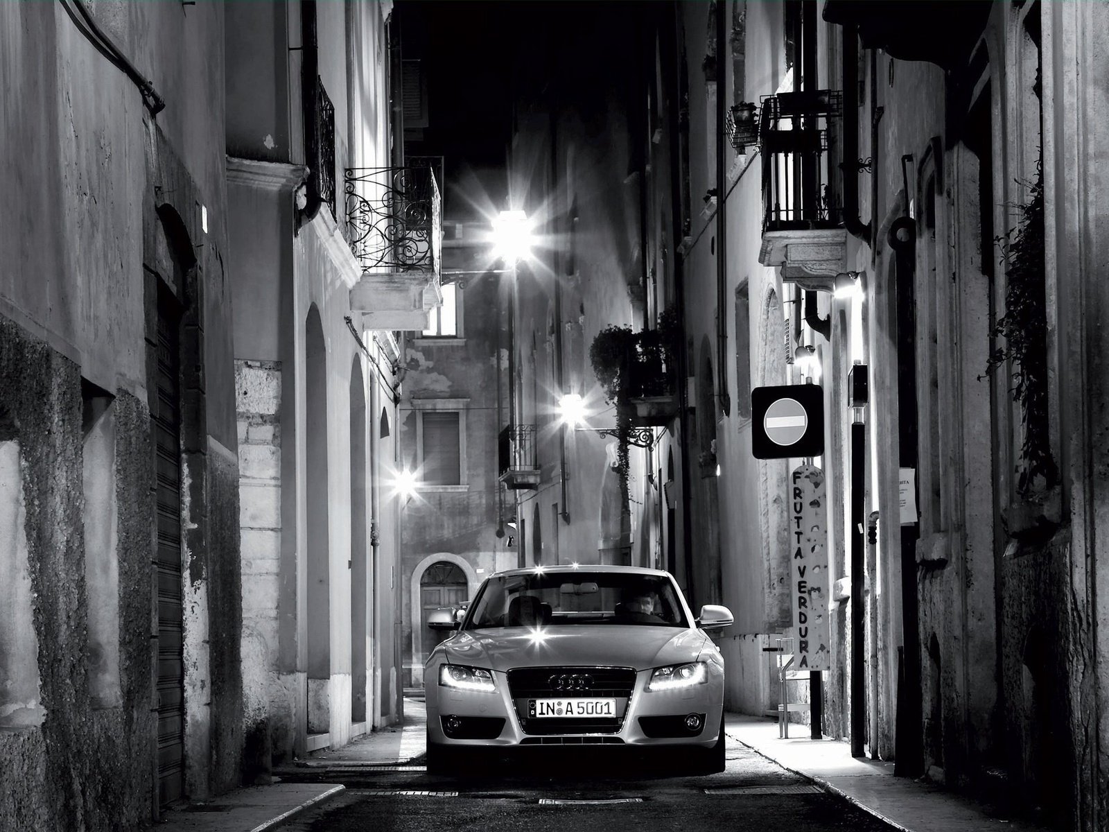 Обои ночь, фонари, черно-белая, улица, ауди, night, lights, black and white, street, audi разрешение 1920x1440 Загрузить