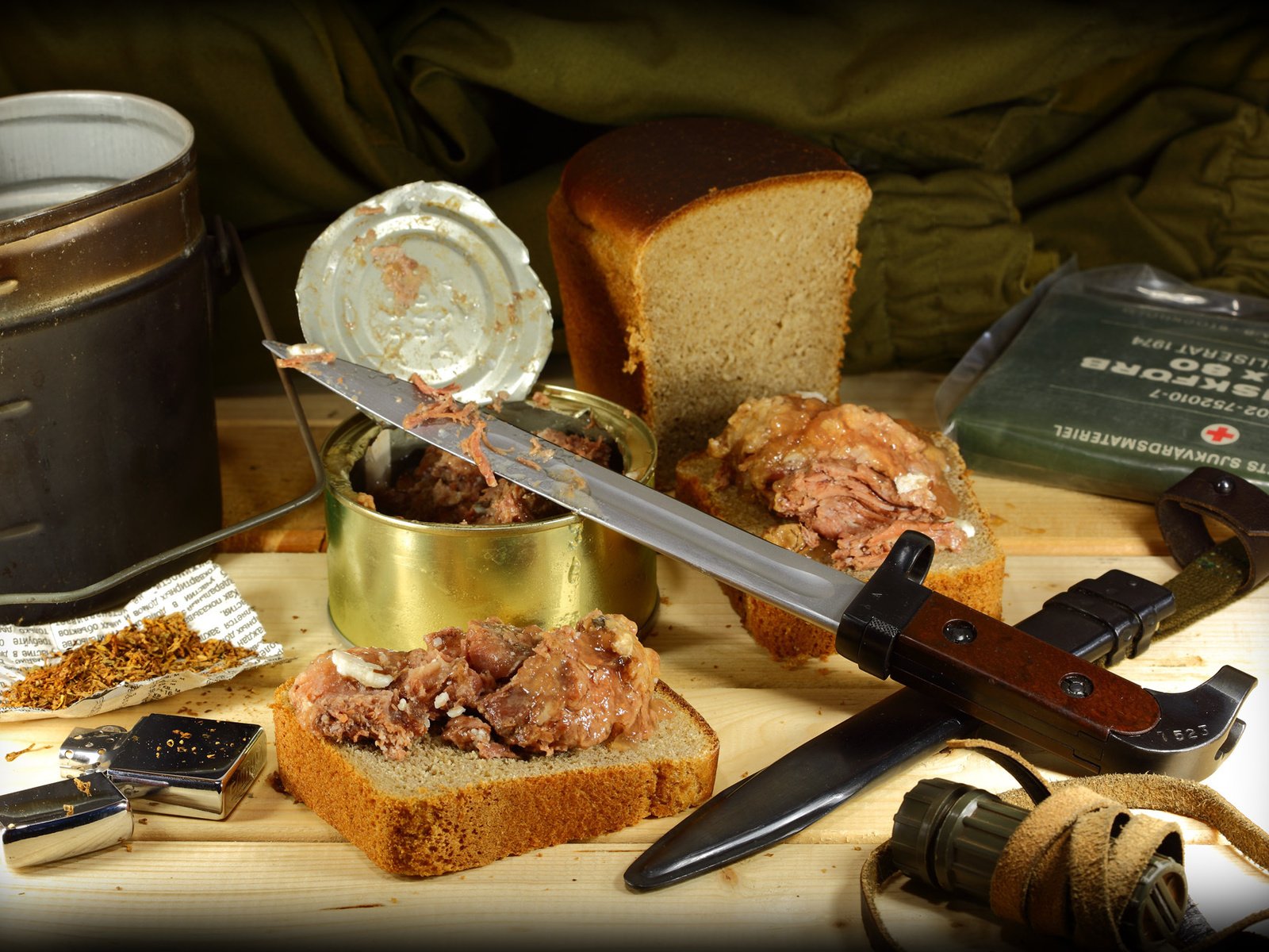 Обои фонарь, ножны, штык-нож, тушёнка, буханка, табак, lantern, sheath, bayonet, stew, loaf, tobacco разрешение 1920x1280 Загрузить