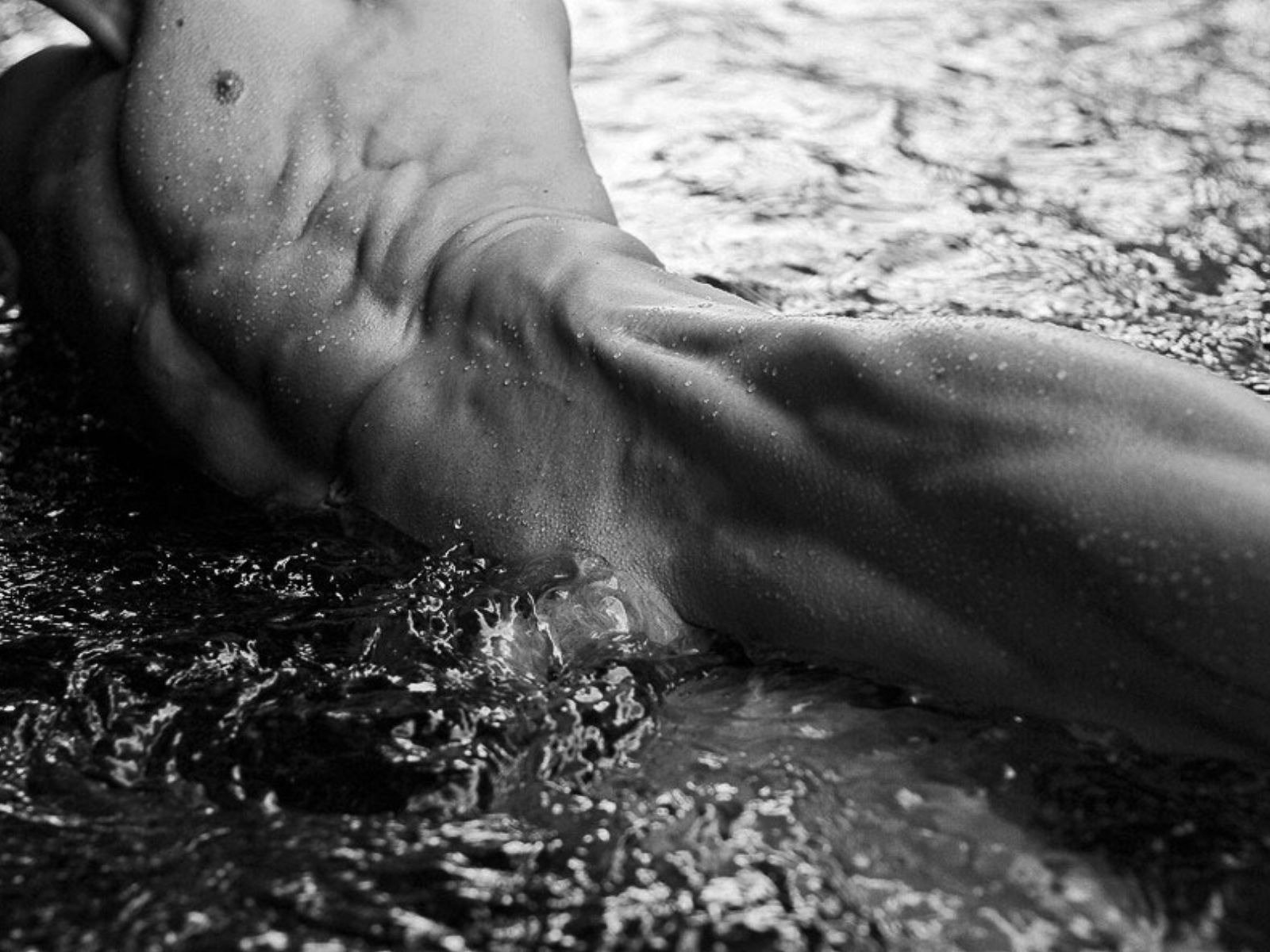 Обои вода, чб, тело, ню, water, bw, body, nude разрешение 1920x1200 Загрузить