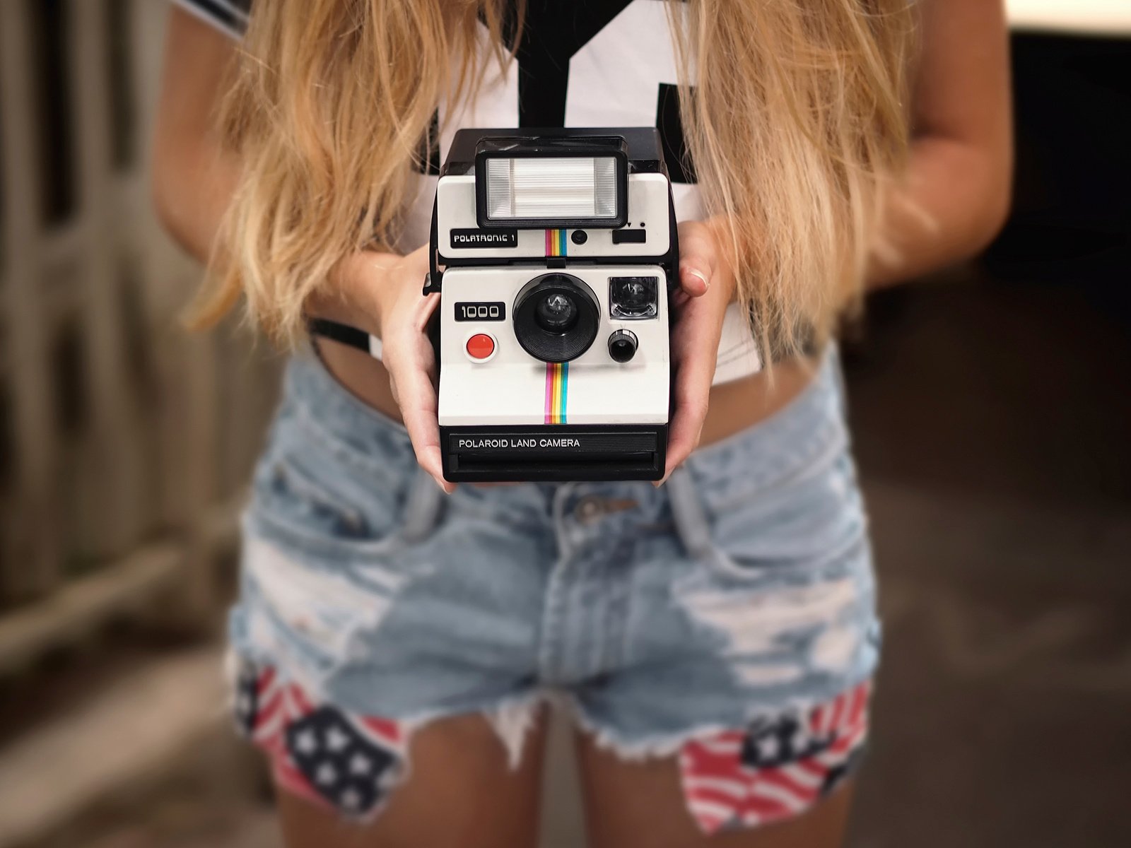 Обои руки, камера, шорты, polaroid, hands, camera, shorts разрешение 1920x1200 Загрузить