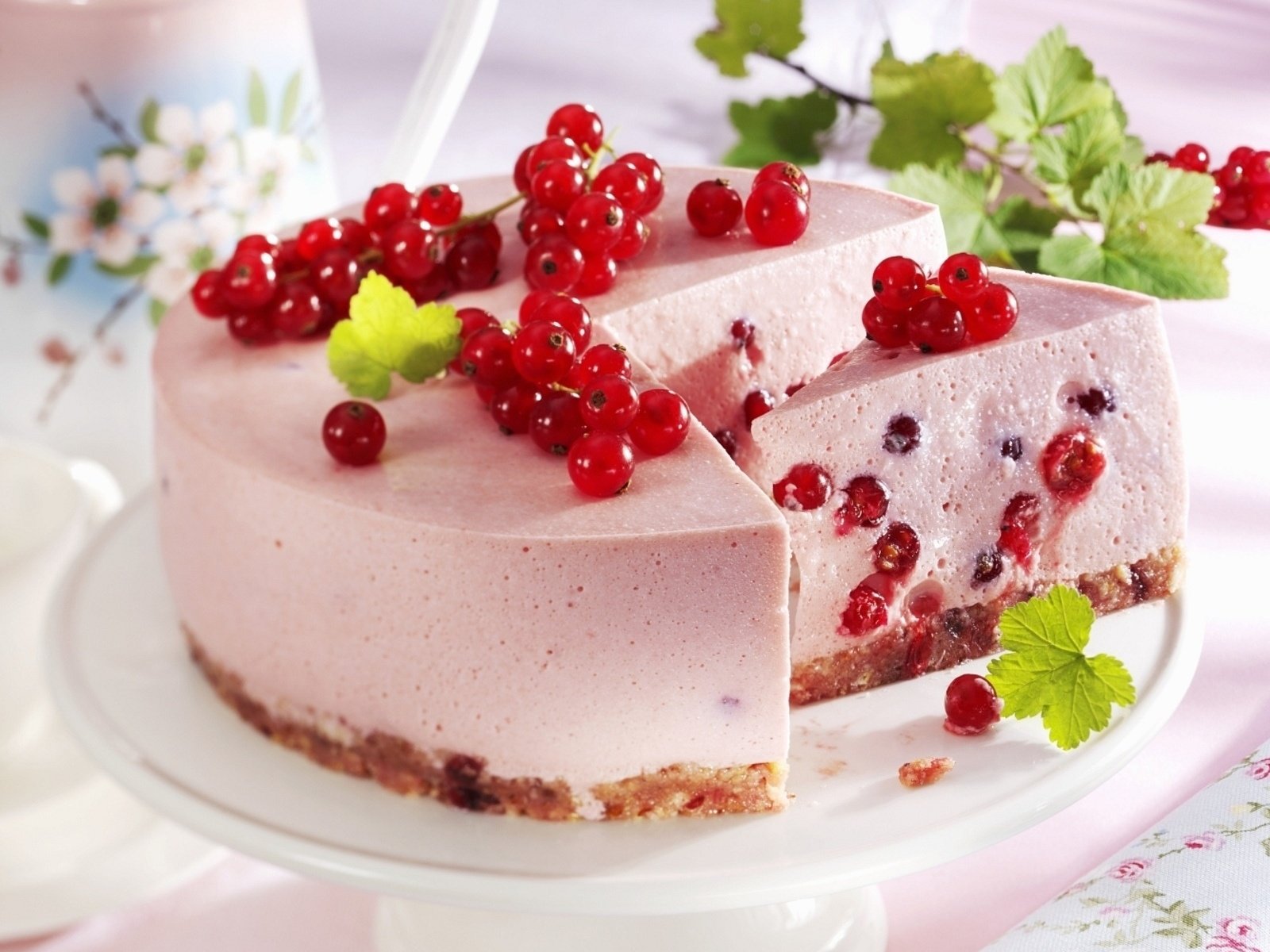 Обои еда, чашка, сладкое, торт, десерт, пирожное, смородины, food, cup, sweet, cake, dessert, currant разрешение 1920x1200 Загрузить