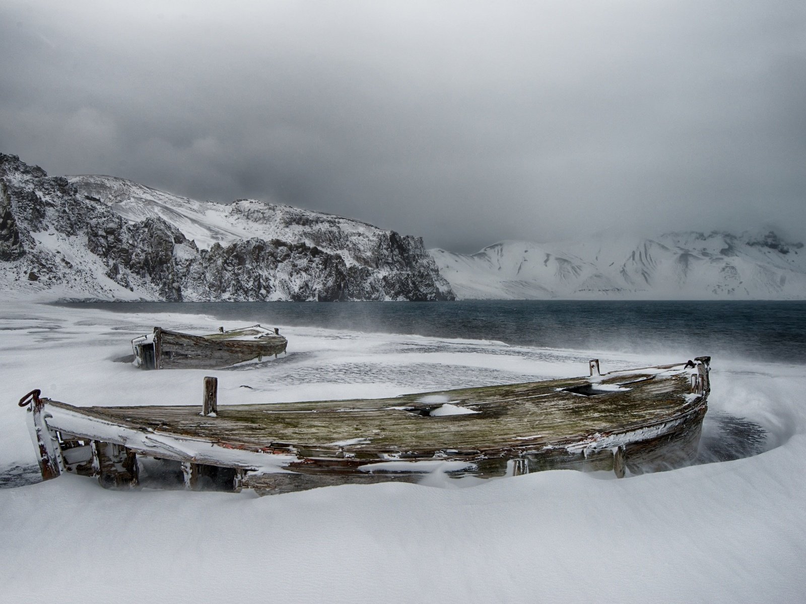 Обои снег, остров обмана, мороз, deception island, севернее антарктического полуострова, лодки, лёд, холод, заброшенность, атлантический океан, архипелаг южных шотландских островов, snow, island of deception, frost, to the north of the antarctic peninsula, boats, ice, cold, abandonment, the atlantic ocean, the archipelago south of the scottish islands разрешение 2048x1367 Загрузить