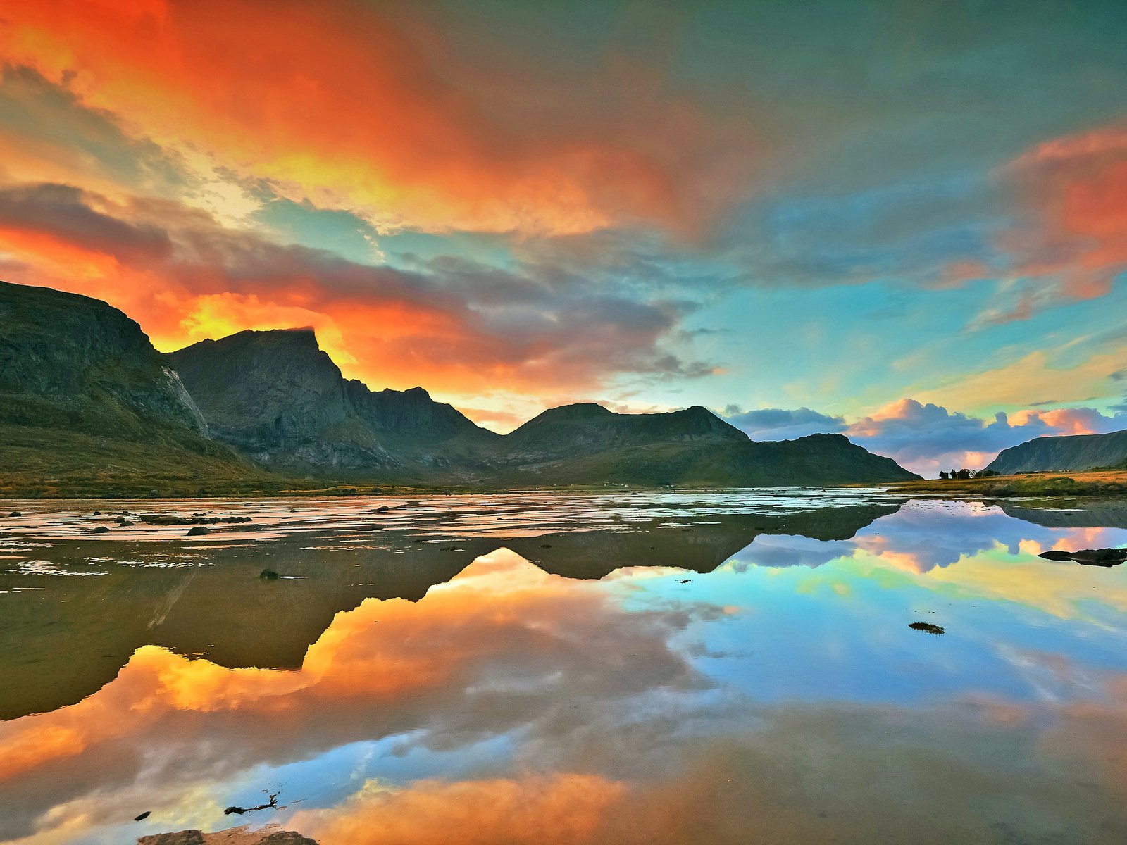 Обои небо, облака, озеро, горы, отражение, пейзаж, рассвет, the sky, clouds, lake, mountains, reflection, landscape, dawn разрешение 2048x1363 Загрузить