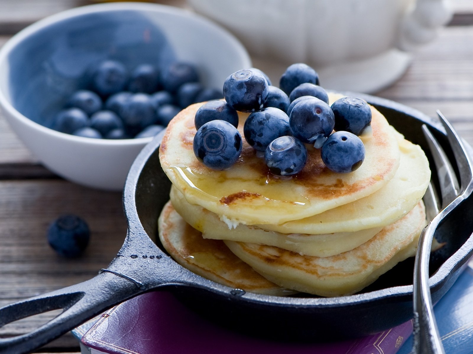 Обои ягоды, черника, мед, десерт, блинчики, оладьи, anna verdina, berries, blueberries, honey, dessert, pancakes разрешение 1920x1280 Загрузить